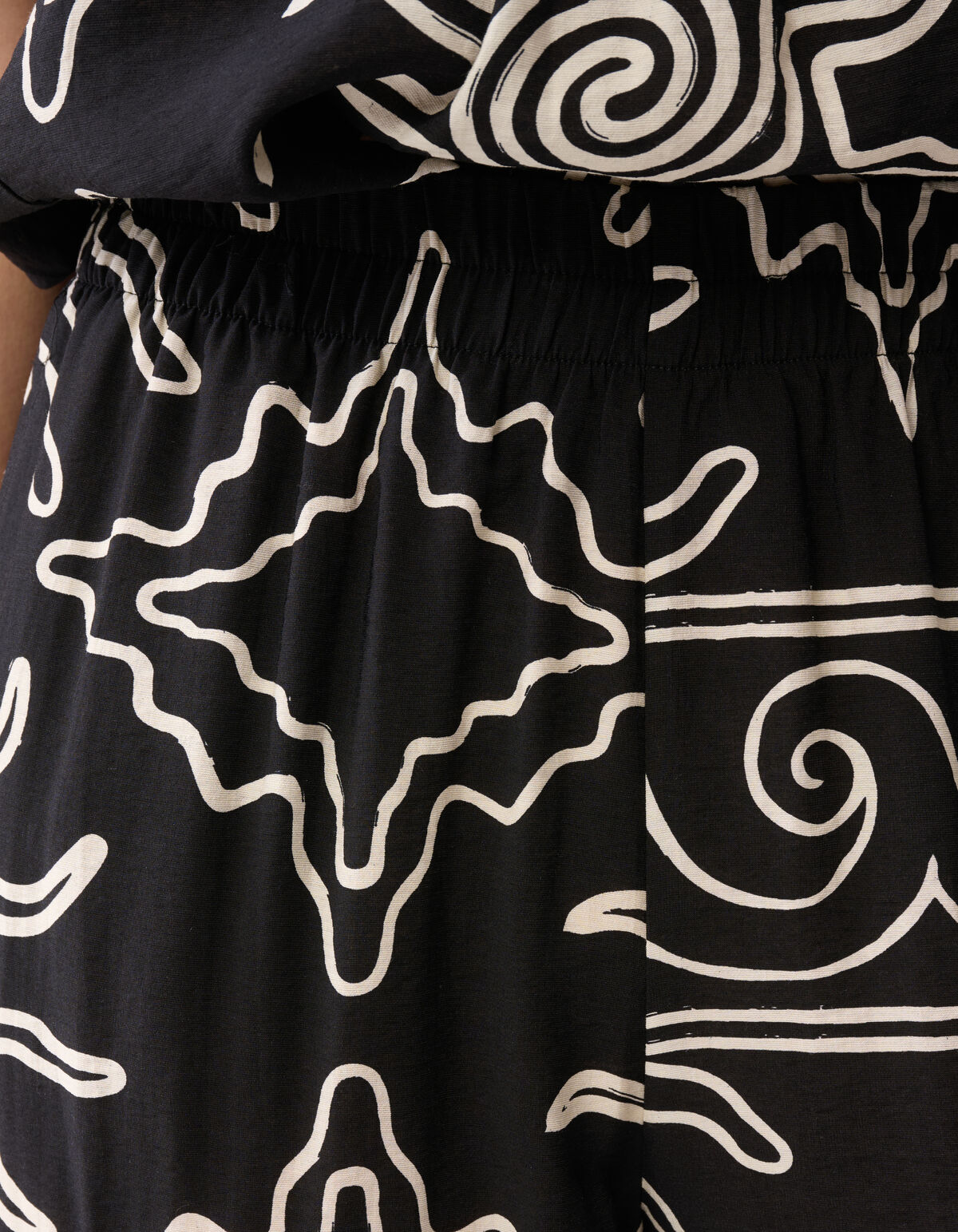 Bedruckte Hose mit weitem Bein Schwarz SHOEBY WOMEN