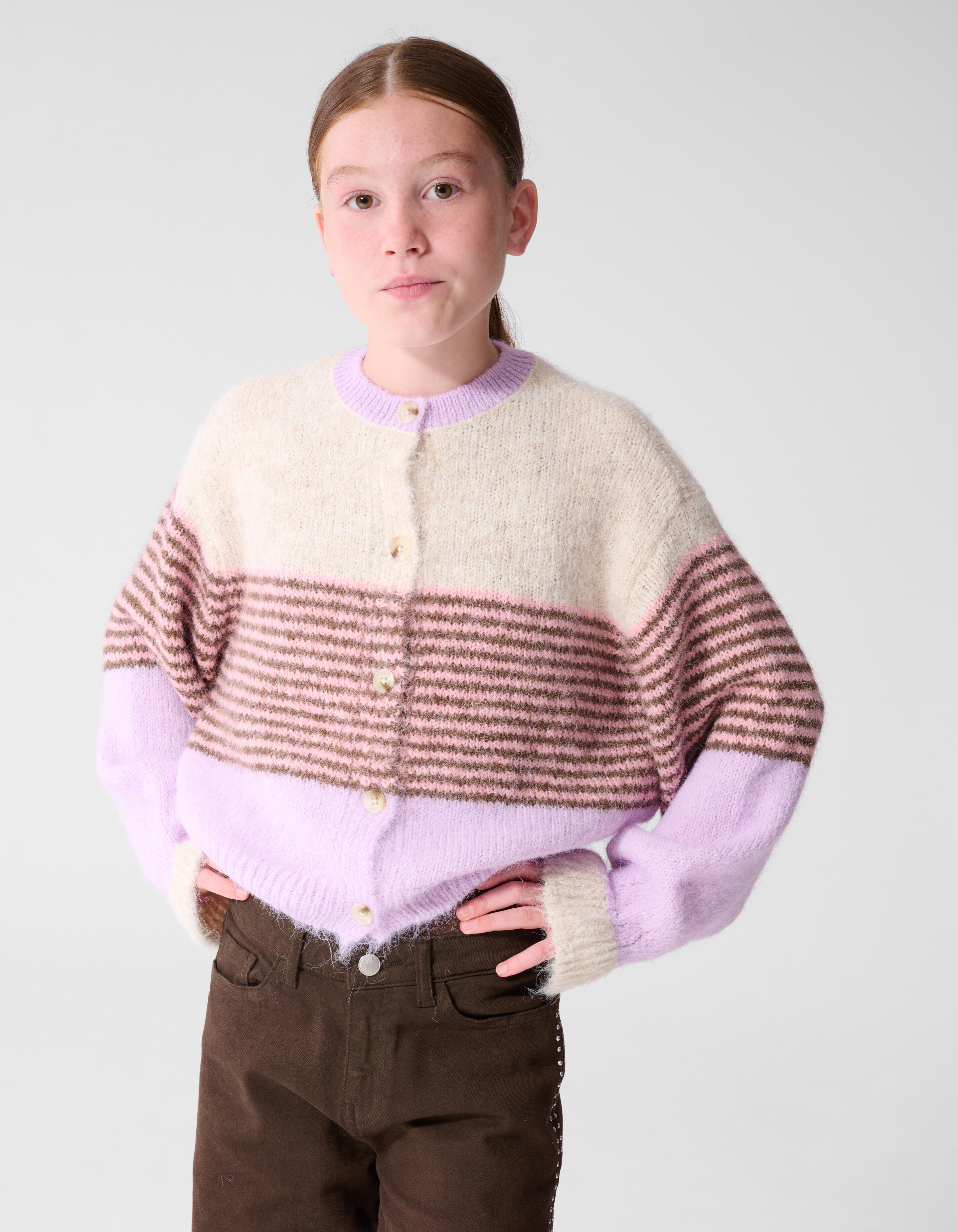 Flauschige gestreifte Strickjacke in gebrochenem W SHOEBY GIRLS