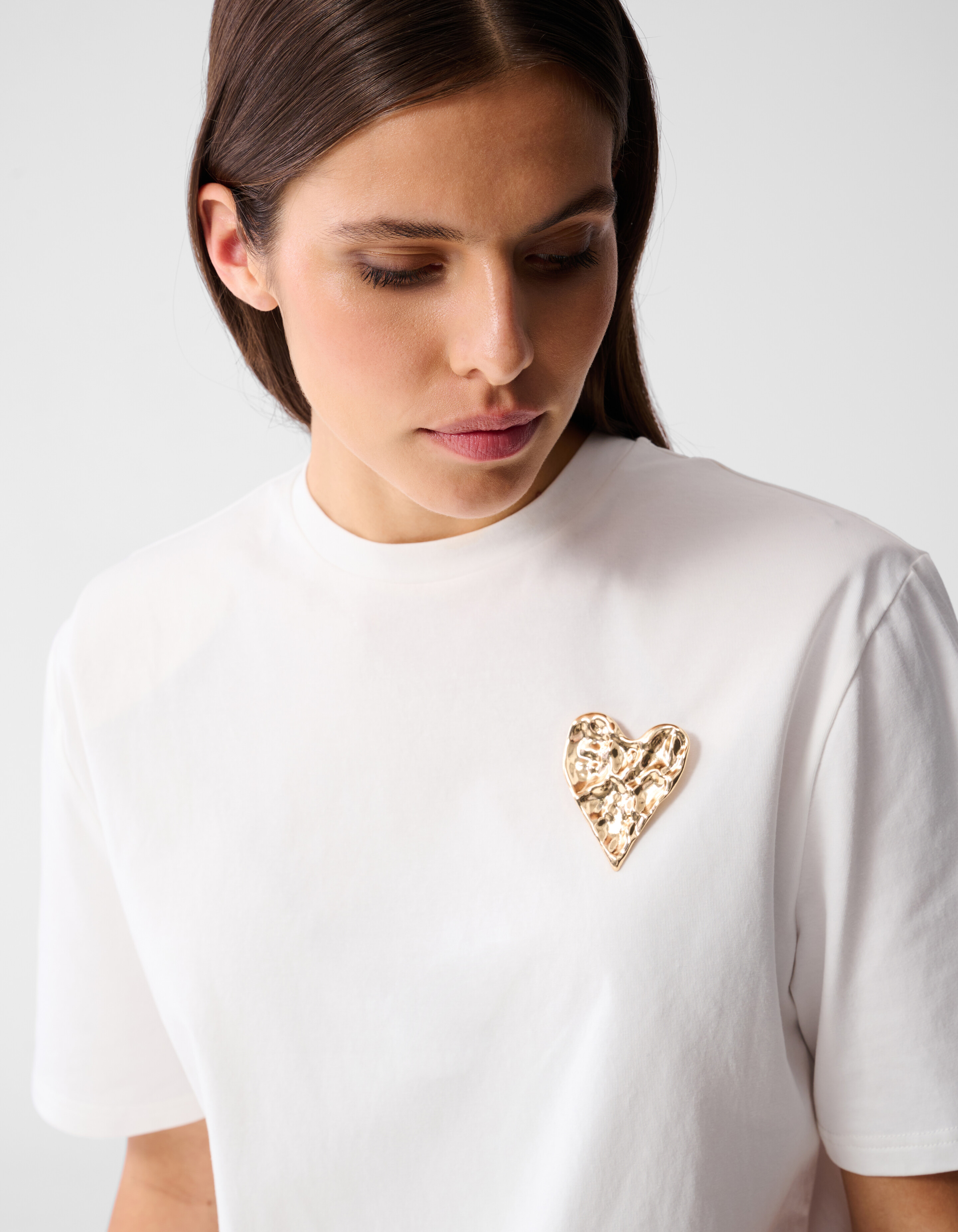 Große gehämmerte Herzbrosche Gold SHOEBY ACCESSOIRES
