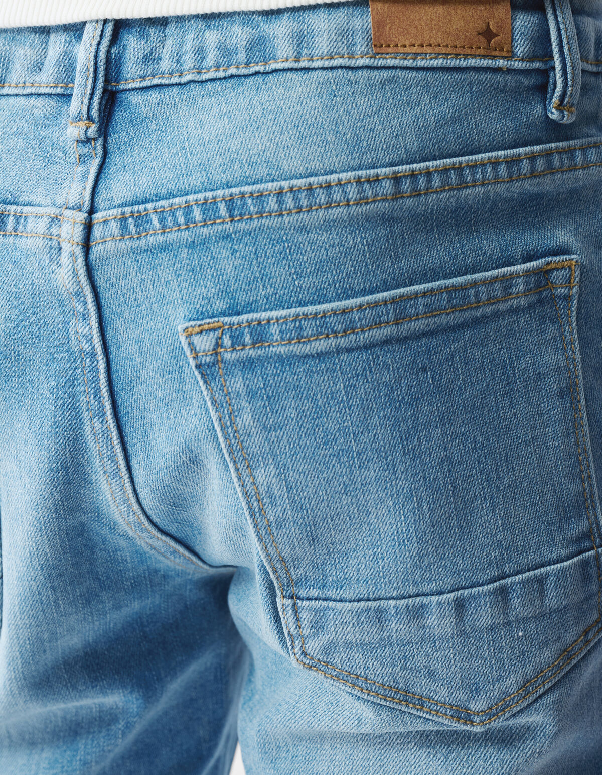 Hellblaue, schmal zulaufende Jeans SHOEBY BOYS