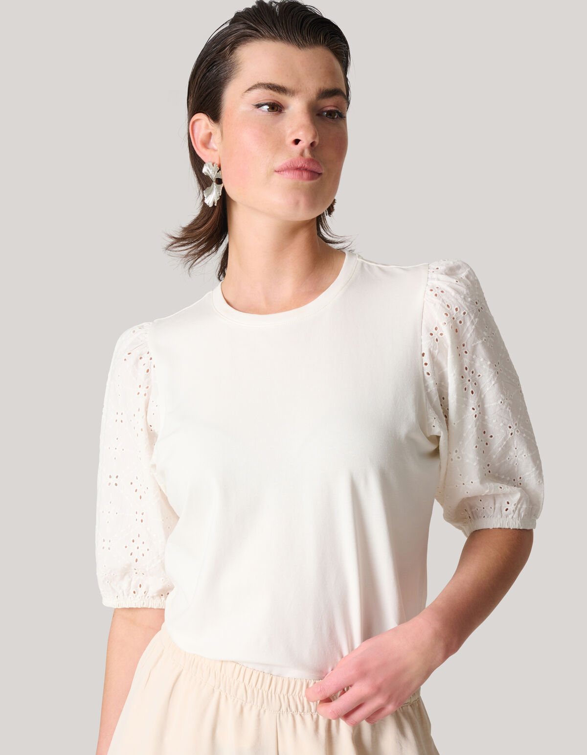 Besticktes T-Shirt mit Puff&auml;rmeln Wei&szlig; SHOEBY WOMEN