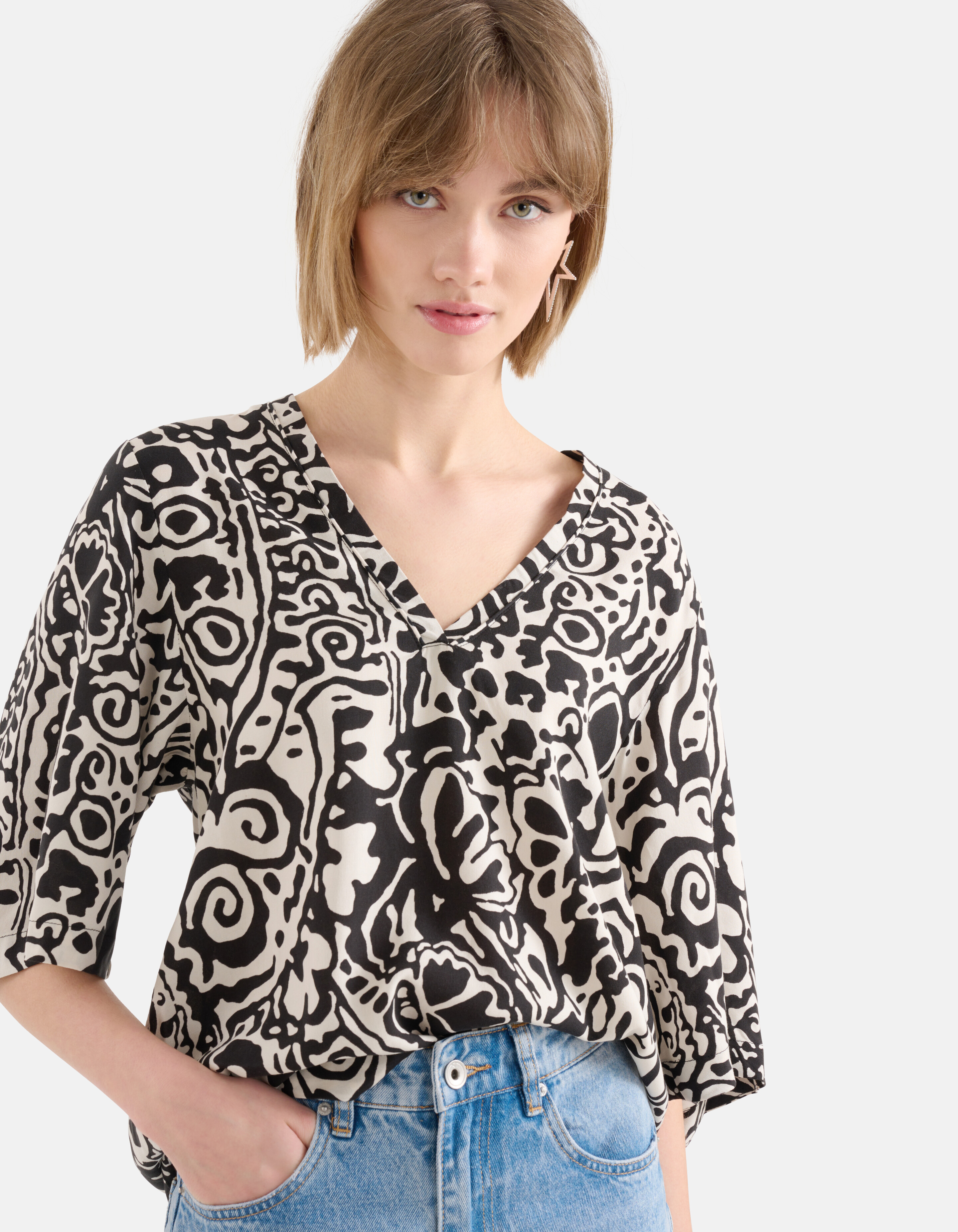 Top mit V-Ausschnitt und grafischem Druck Schwarz/ SHOEBY WOMEN
