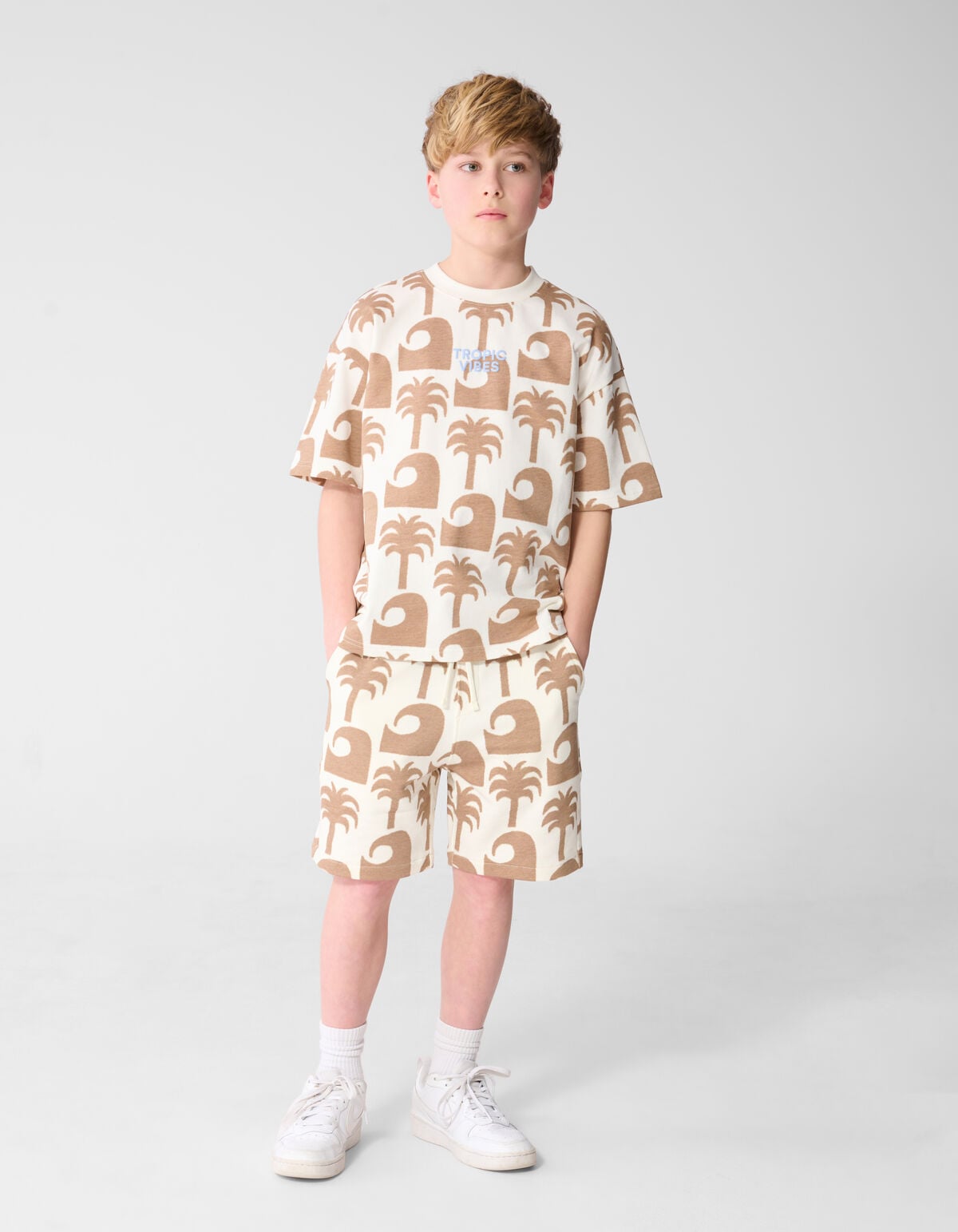 Tropic Vibes Artwork T-Shirt in gebrochenem Wei&szlig; SHOEBY BOYS