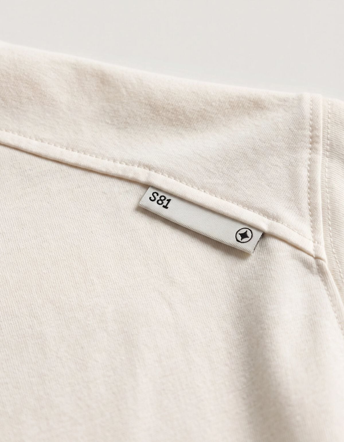 Basic-Label-T-Shirt in gebrochenem Wei&szlig; SHOEBY MEN