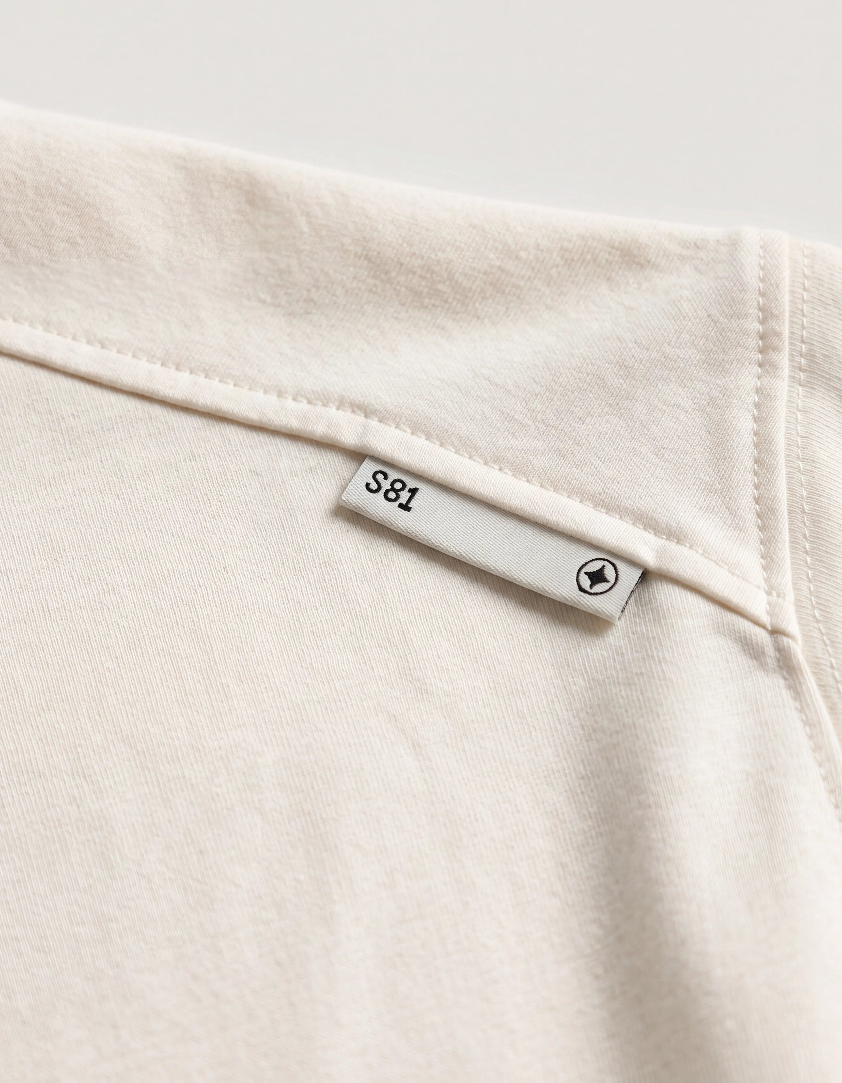 Basic-Label-T-Shirt in gebrochenem Wei&szlig; SHOEBY MEN
