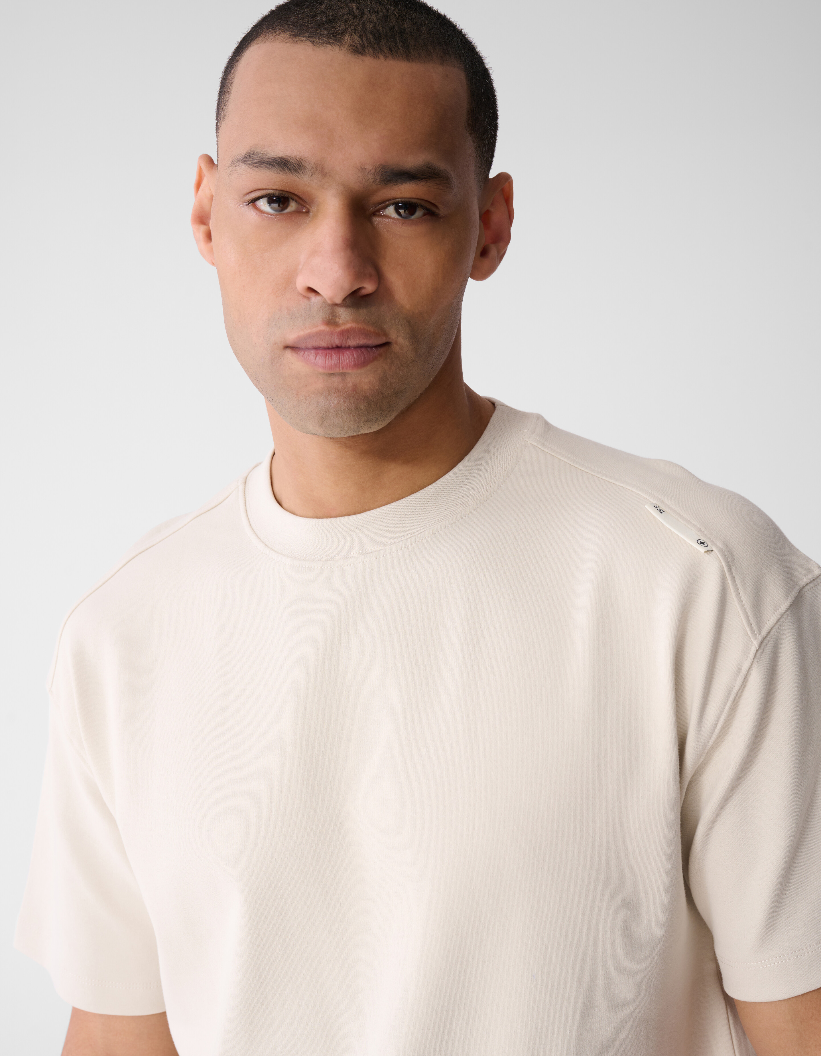 Basic-T-Shirt mit lockerer Passform, Beige SHOEBY MEN