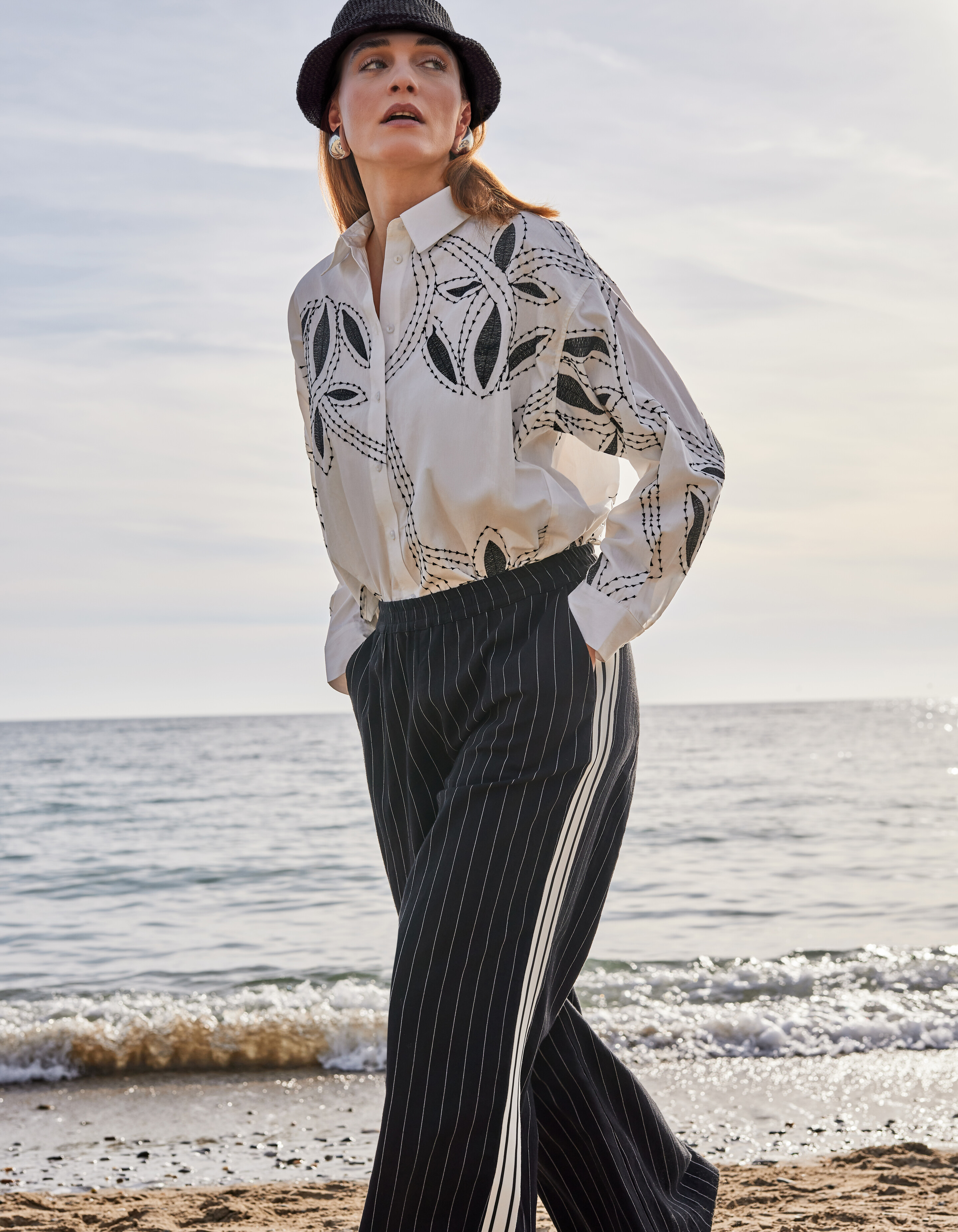 Nadelstreifen-Hose mit weitem Bein in Dunkelgrau v SHOEBY WOMEN