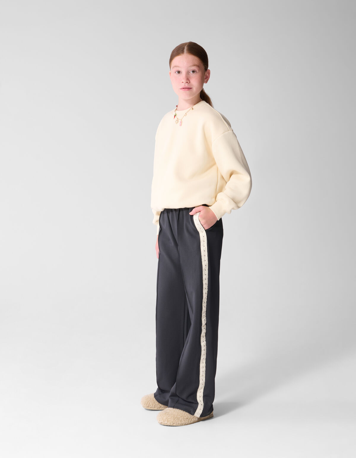 Dunkelgraue, mit Nieten besetzte Weite Hose SHOEBY GIRLS