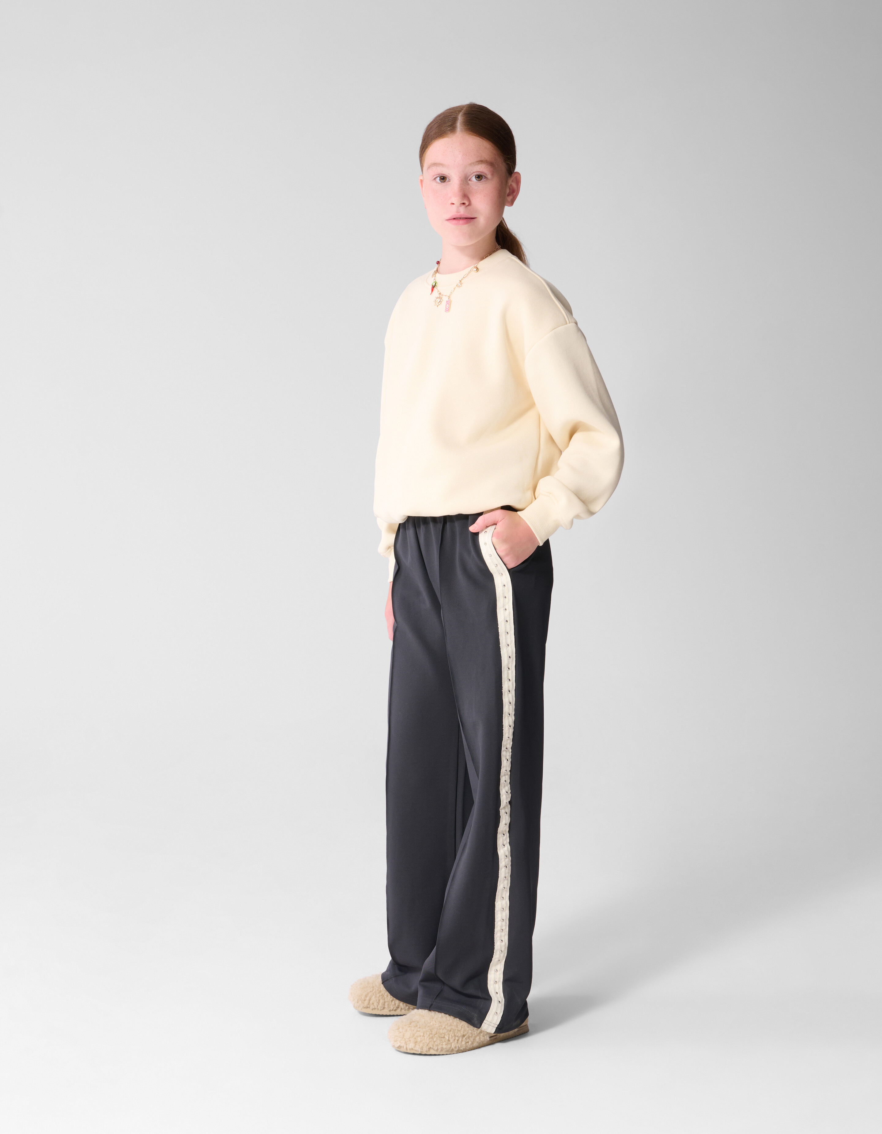 Dunkelgraue, mit Nieten besetzte Weite Hose SHOEBY GIRLS