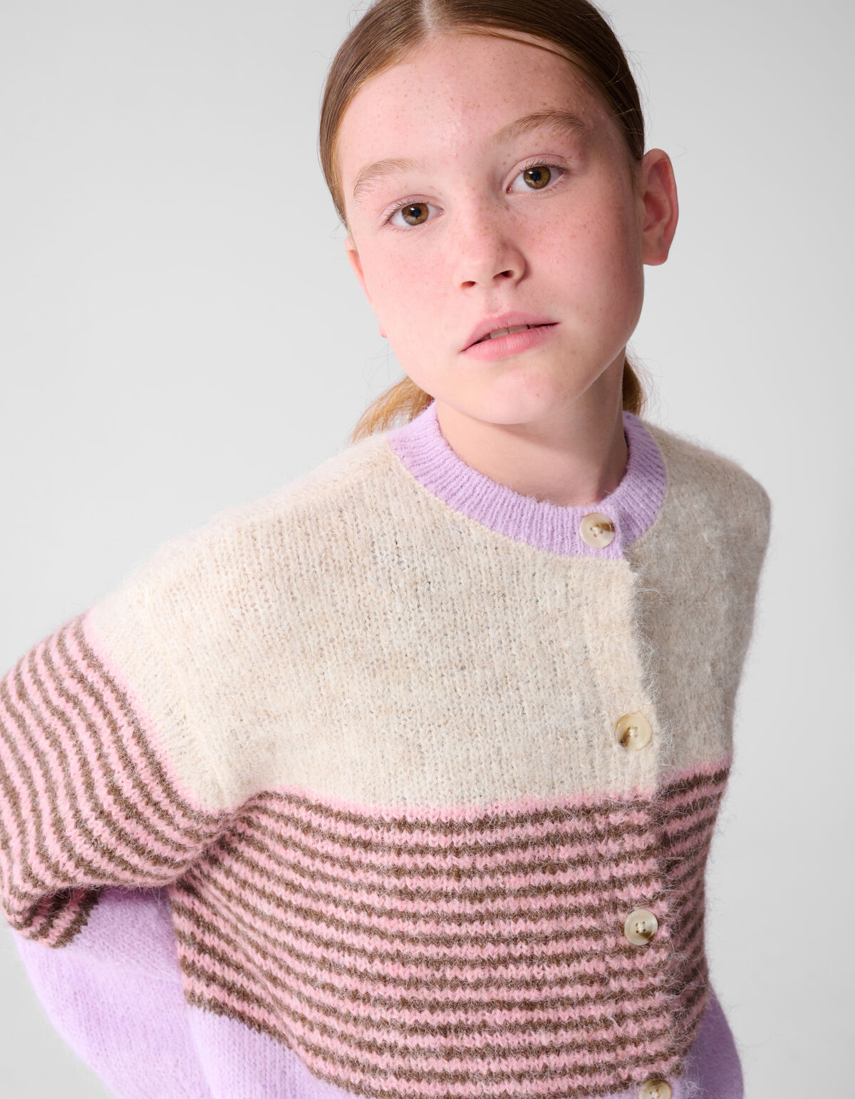 Flauschige gestreifte Strickjacke in gebrochenem W SHOEBY GIRLS