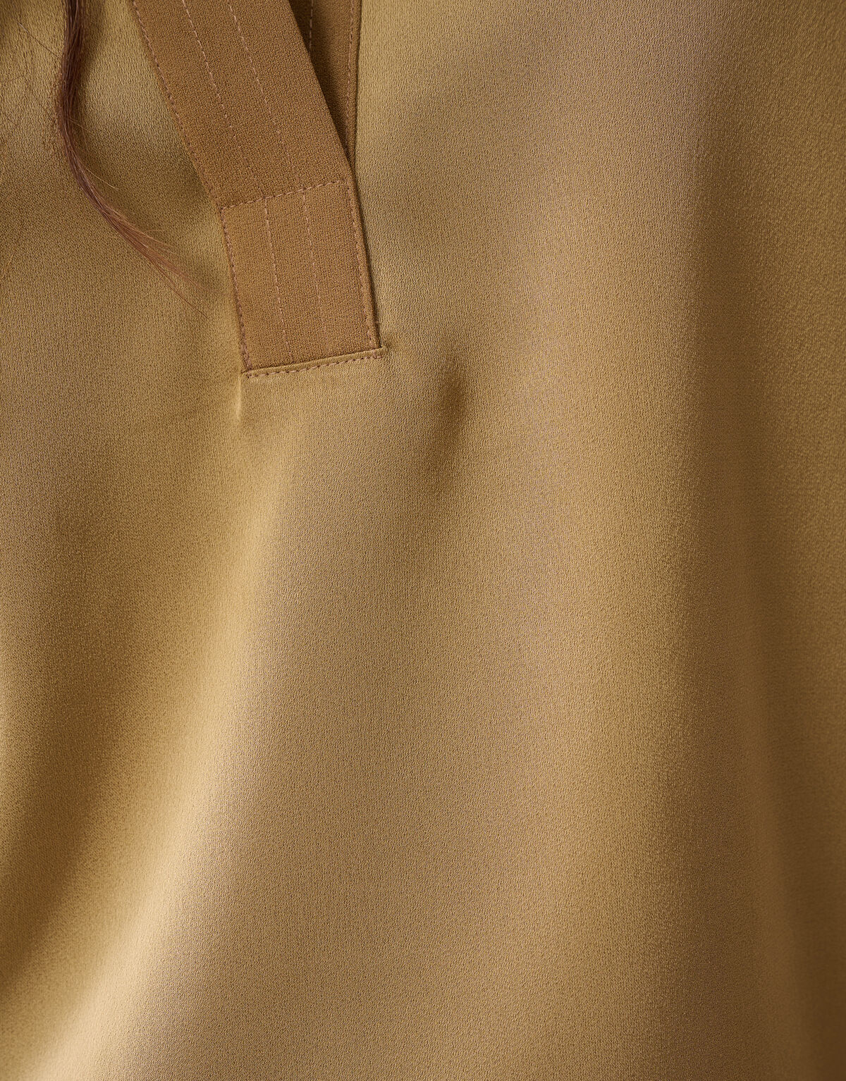 Satin Top mit V-Ausschnitt Camel SHOEBY WOMEN