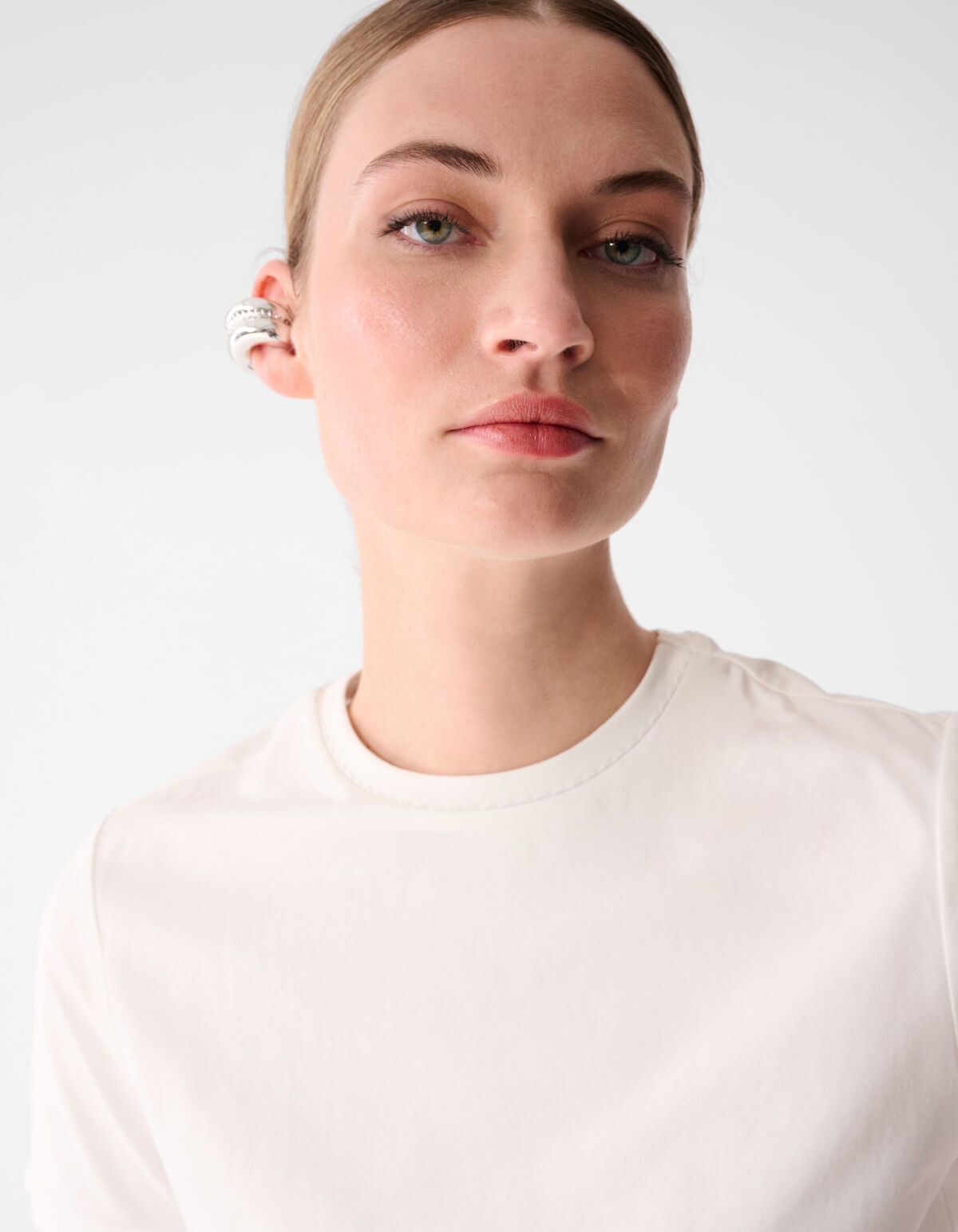 Ma&szlig;geschneidertes T-Shirt in gebrochenem Wei&szlig; von SHOEBY WOMEN