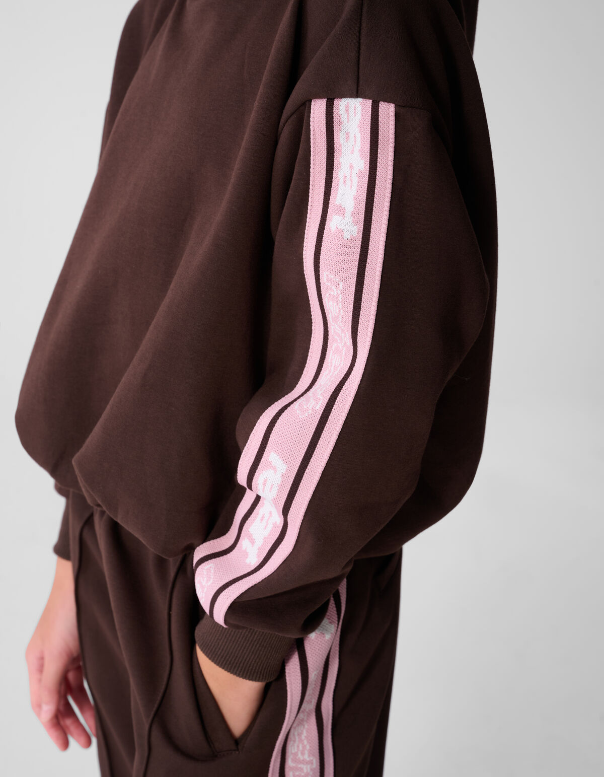 Tape Balloon Fit Hoodie in Dunkelbraun SHOEBY GIRLS