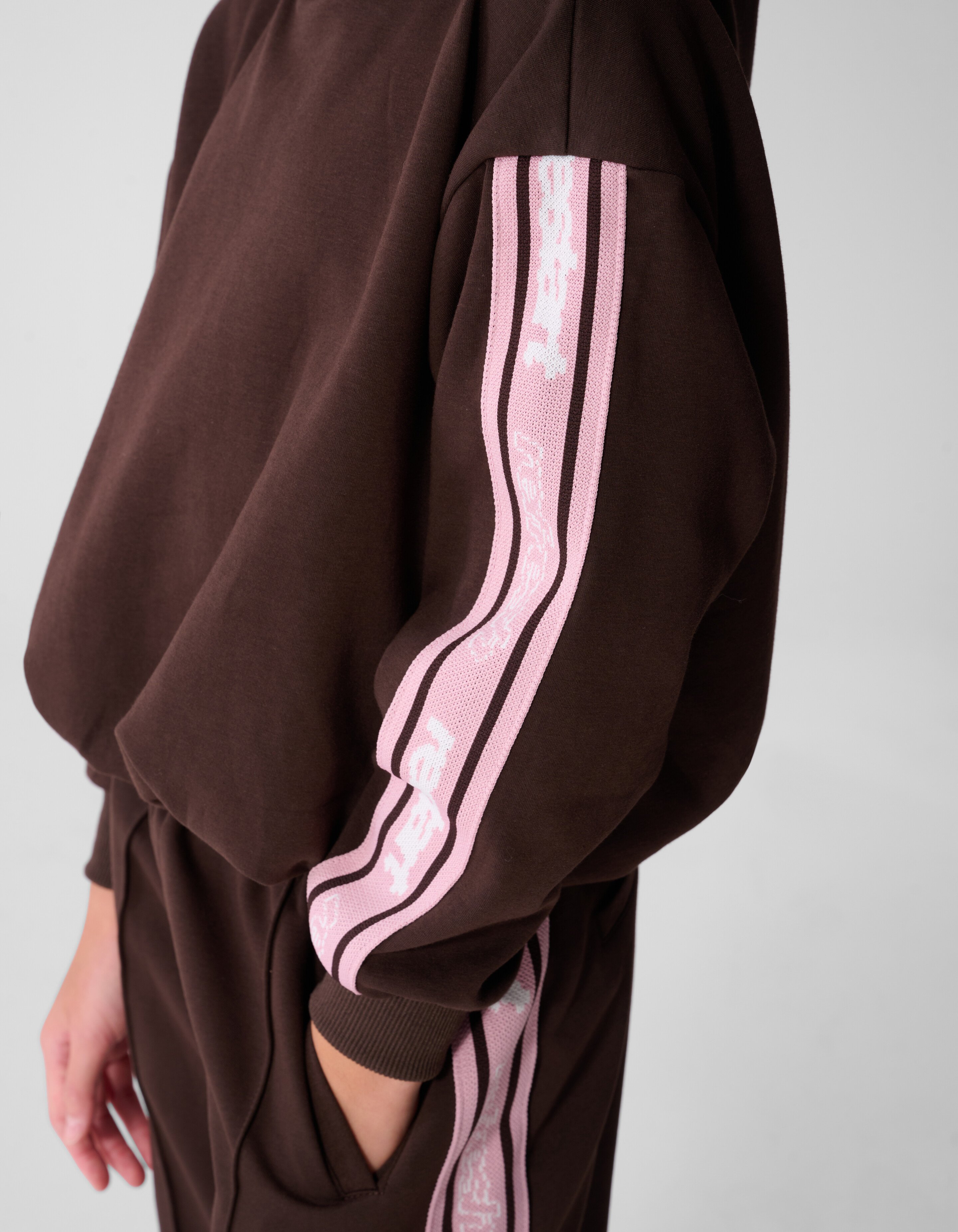 Tape Balloon Fit Hoodie in Dunkelbraun SHOEBY GIRLS