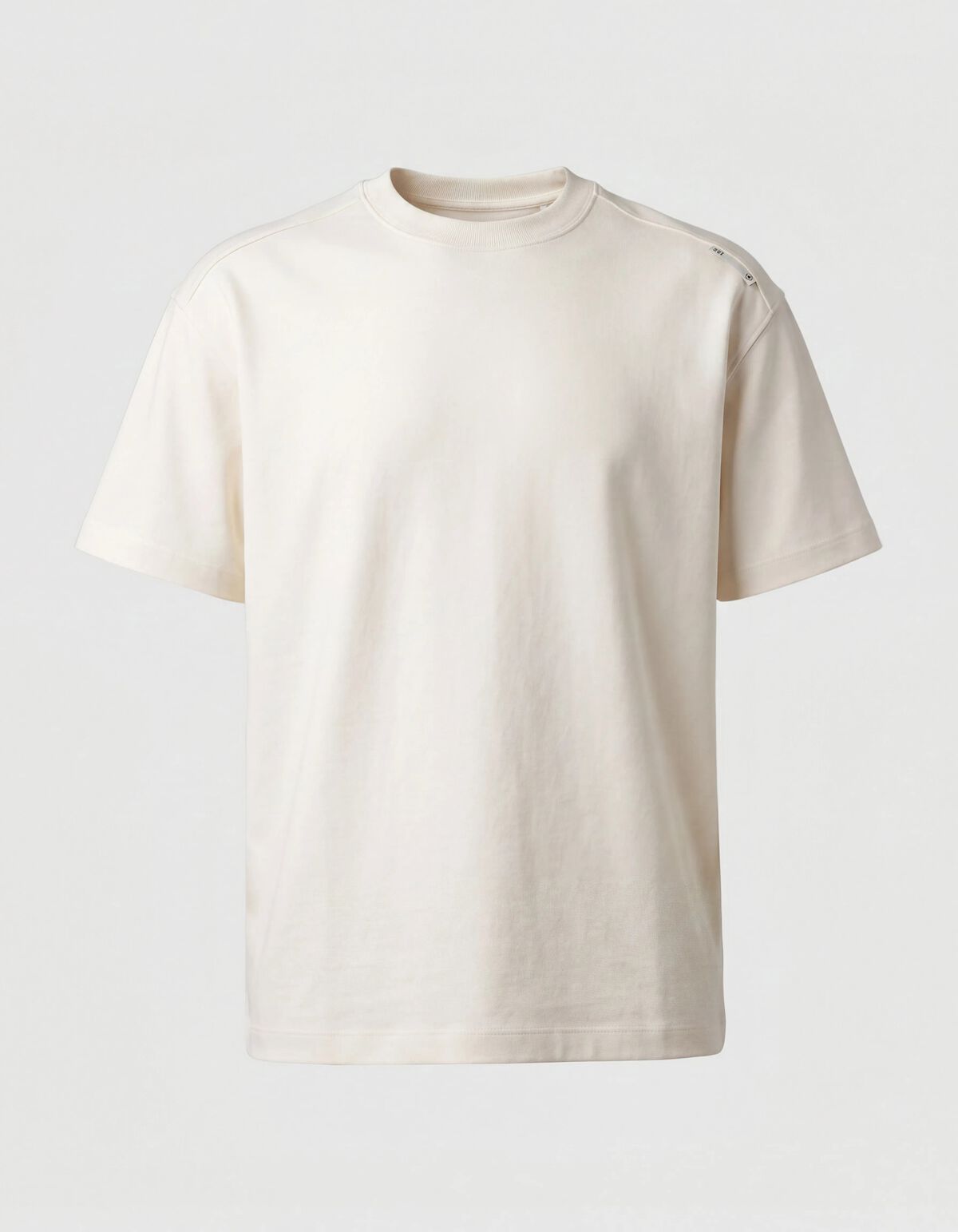 Basic-Label-T-Shirt in gebrochenem Wei&szlig; SHOEBY MEN