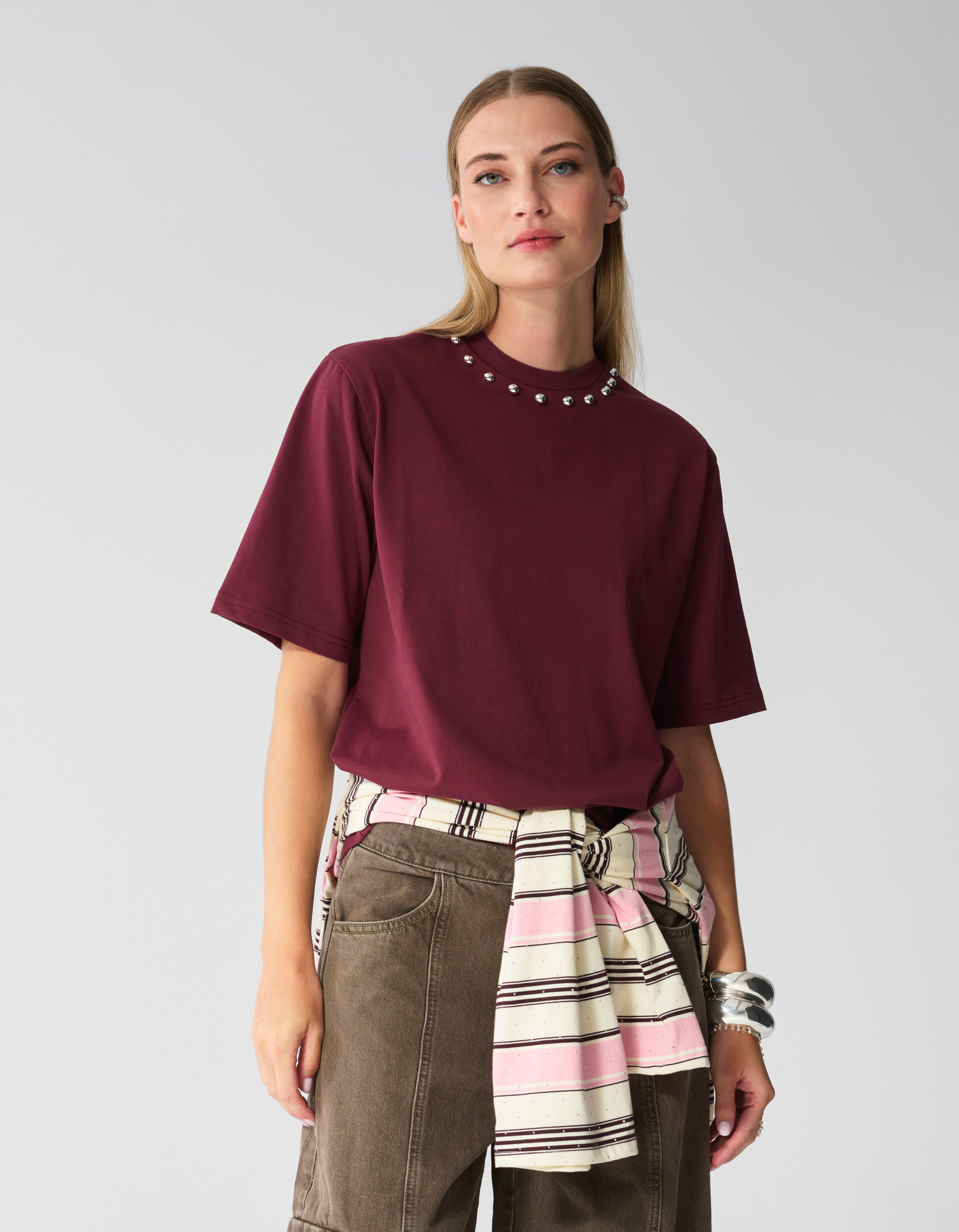 T-Shirt mit Nieten am Kragen Dunkelrot SHOEBY WOMEN