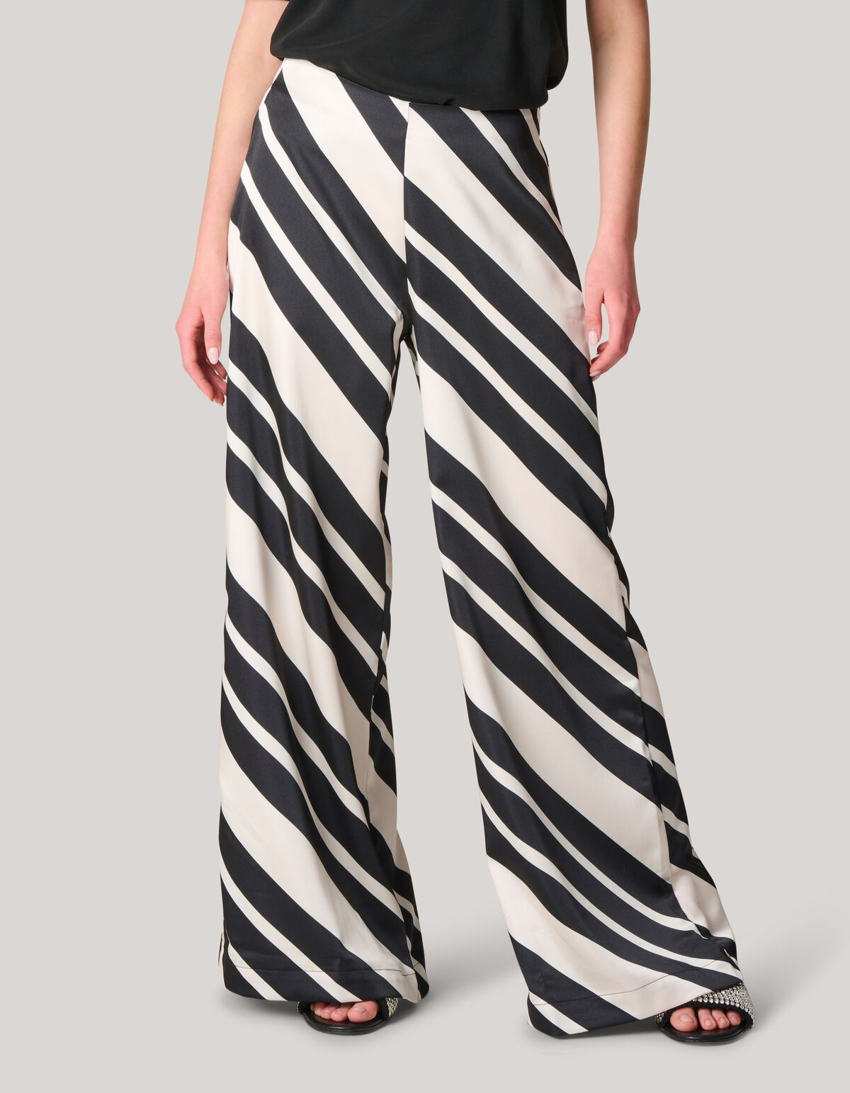 Gestreepte Satijnen Palazzo Broek Zwart/Wit SHOEBY WOMEN