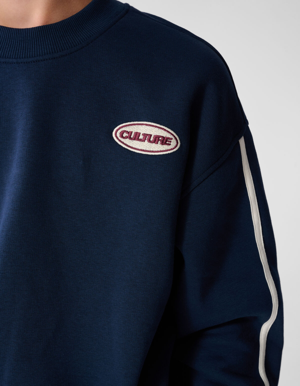 Gestreifter Pullover mit Stickerei Dunkelblau SHOEBY BOYS