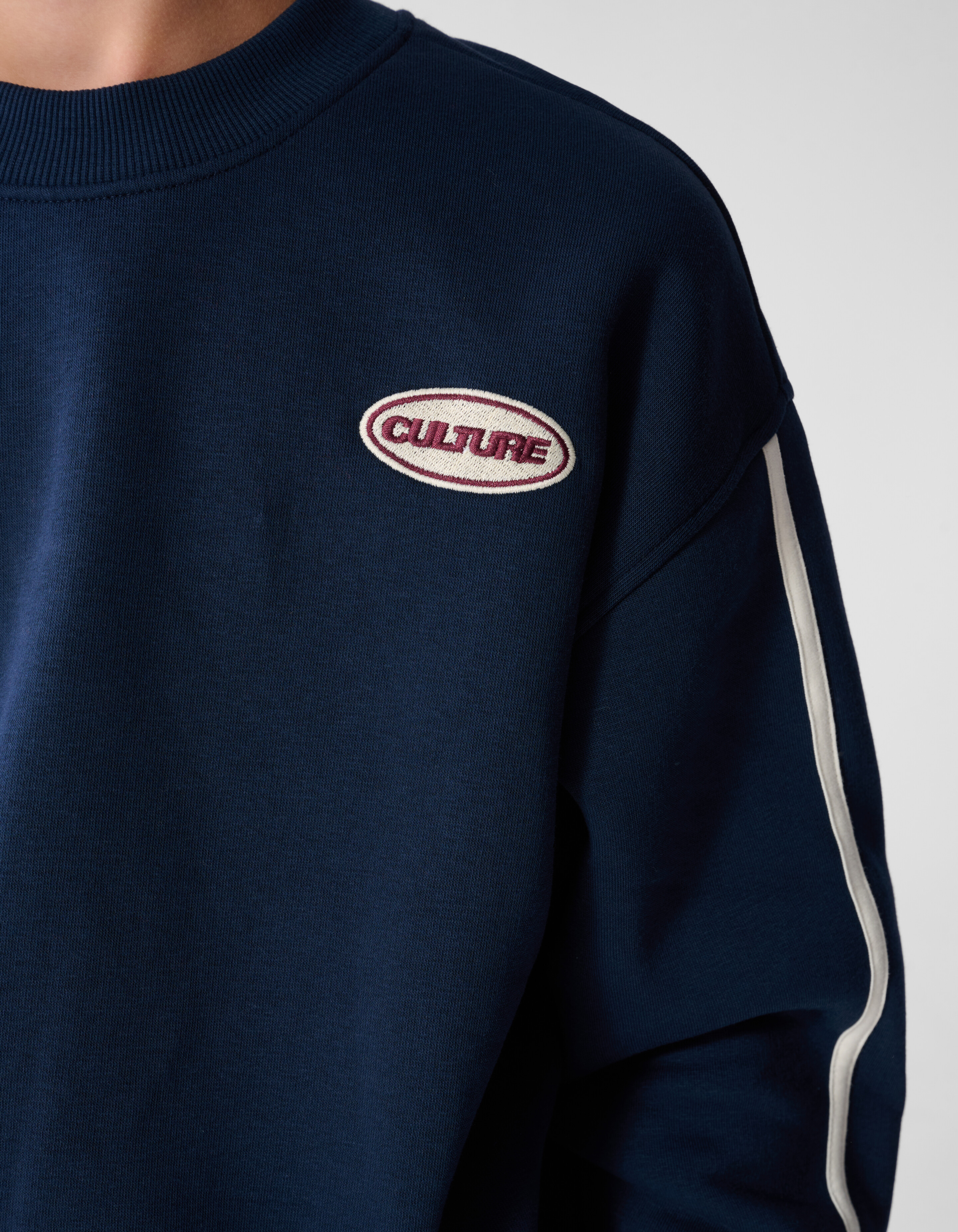 Gestreifter Pullover mit Stickerei Dunkelblau SHOEBY BOYS