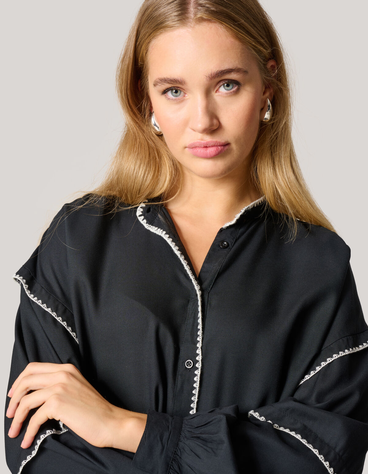 Bluse mit Stickerei Schwarz SHOEBY WOMEN