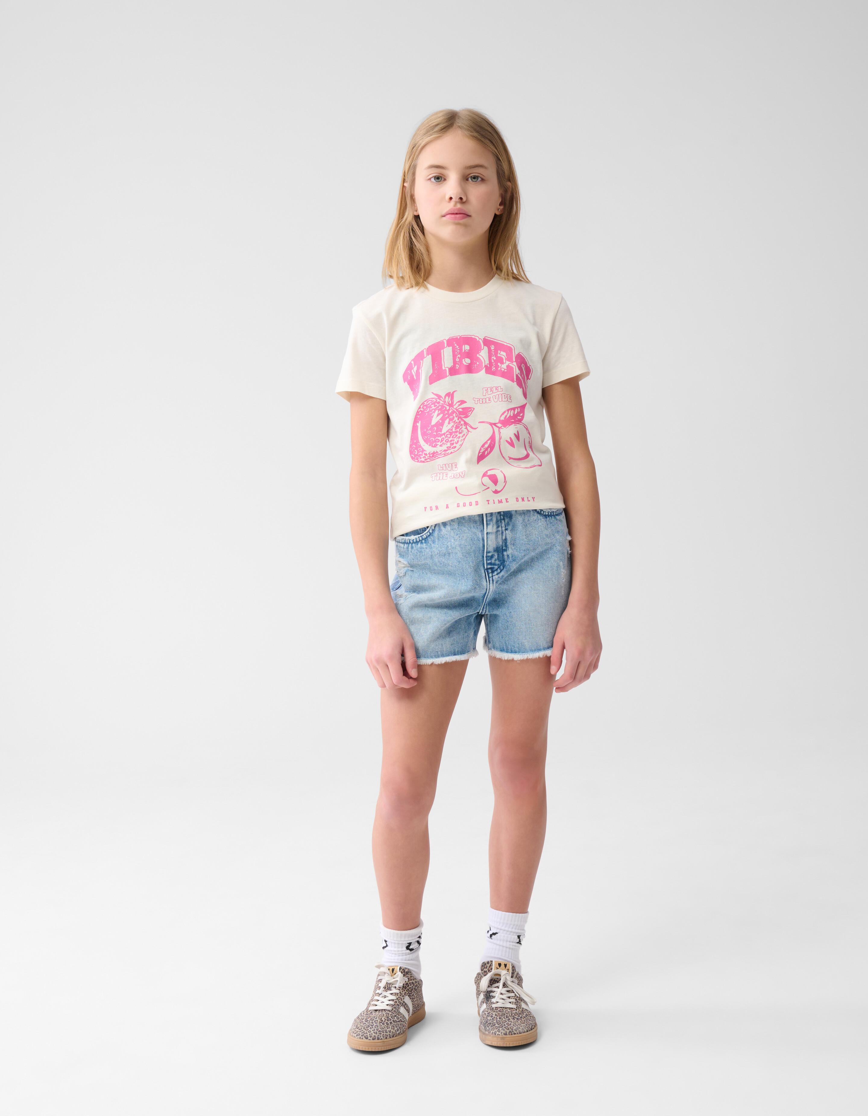 Vibes Artwork T-shirt Off White SHOEBY GIRLS