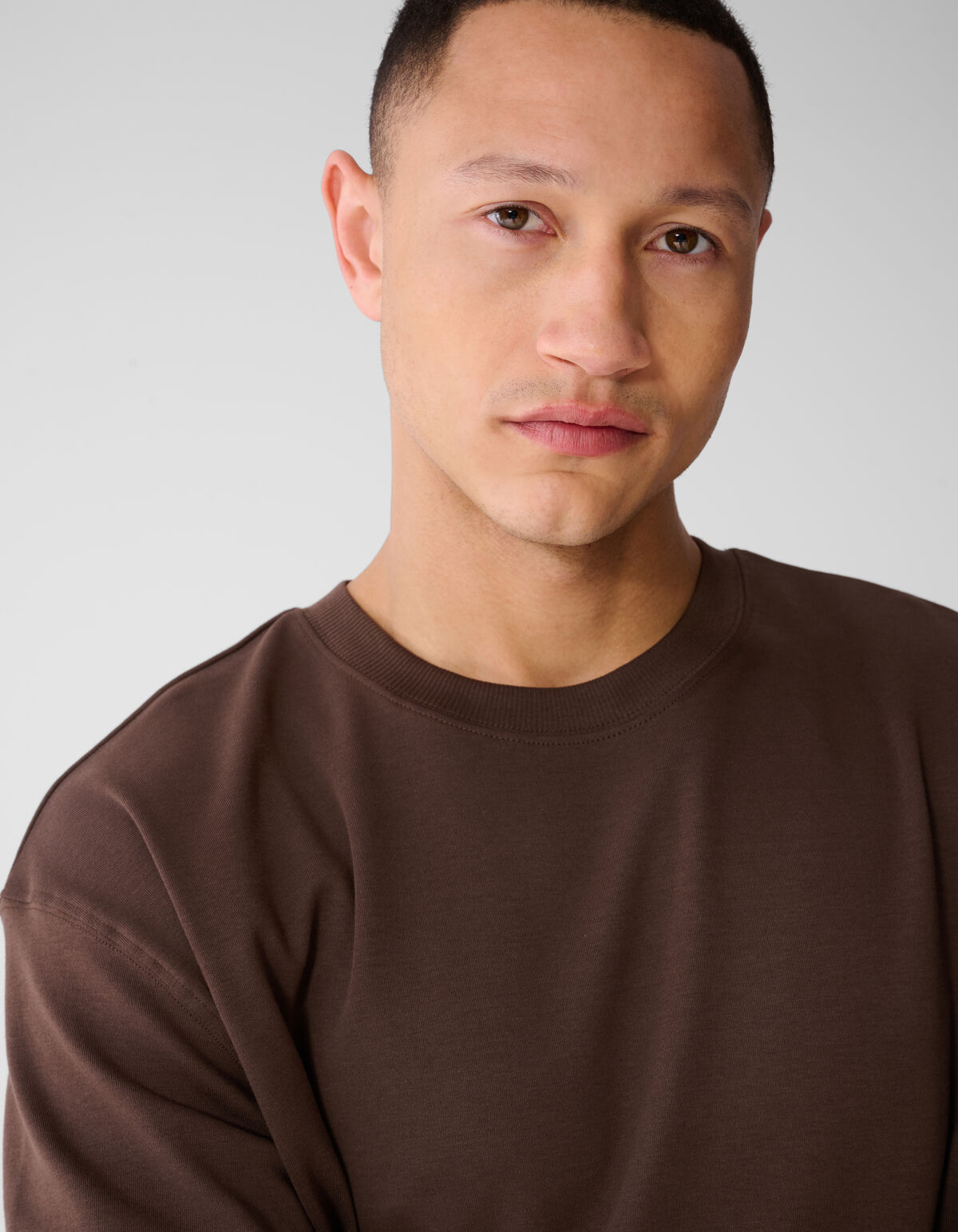 Minimalistisches T-Shirt in Dunkelbraun SHOEBY MEN