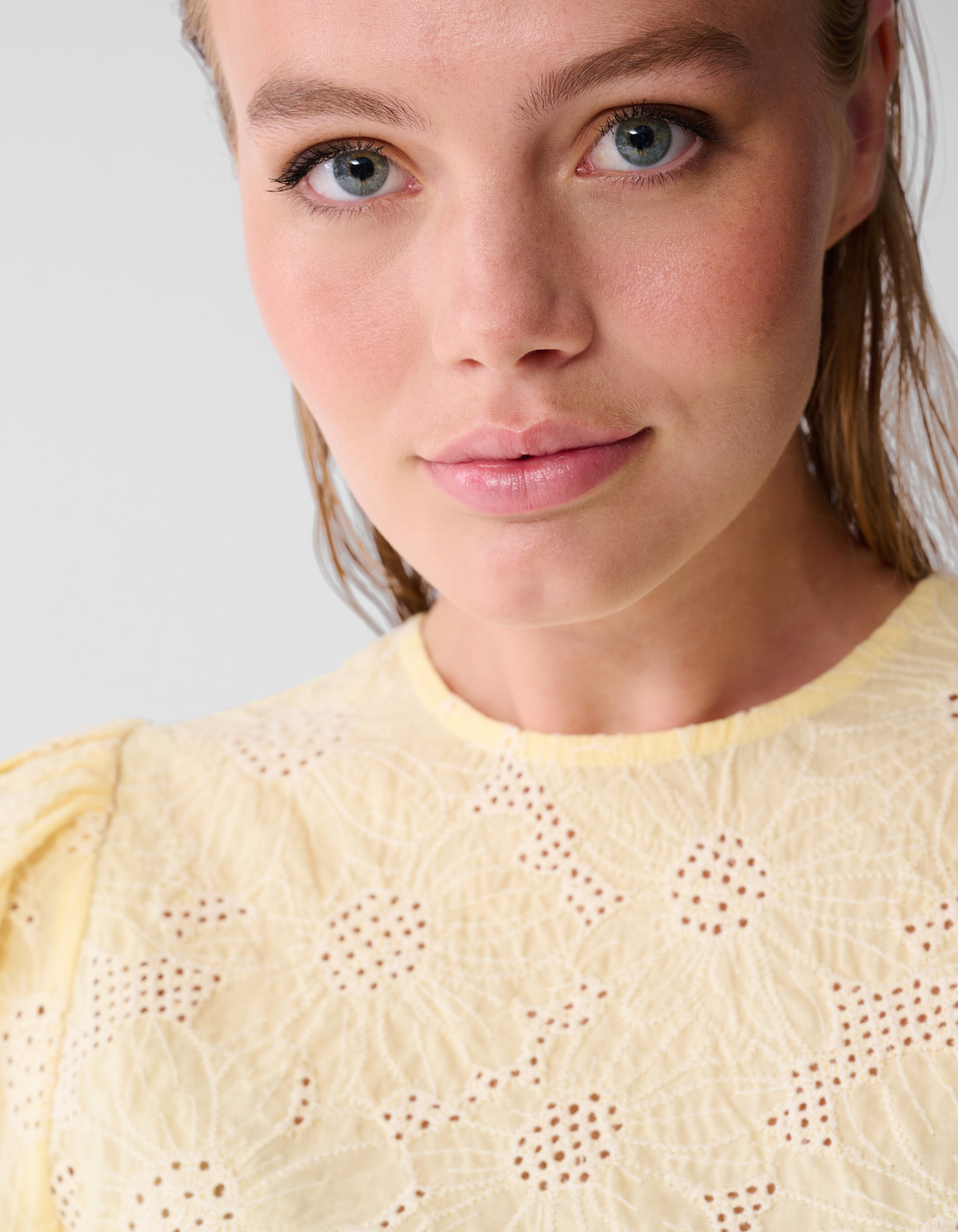 Blumenstruktur Top Hellgelb SHOEBY WOMEN