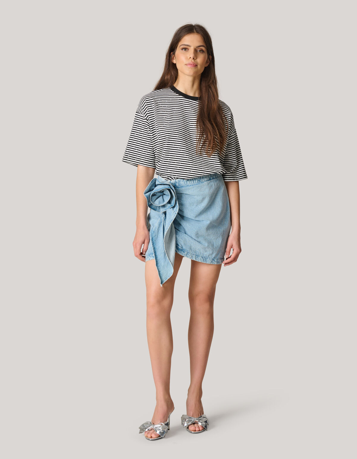 Gestreeptes Strass-T-Shirt in &Uuml;bergr&ouml;&szlig;e von Lizzy SHOEBY WOMEN