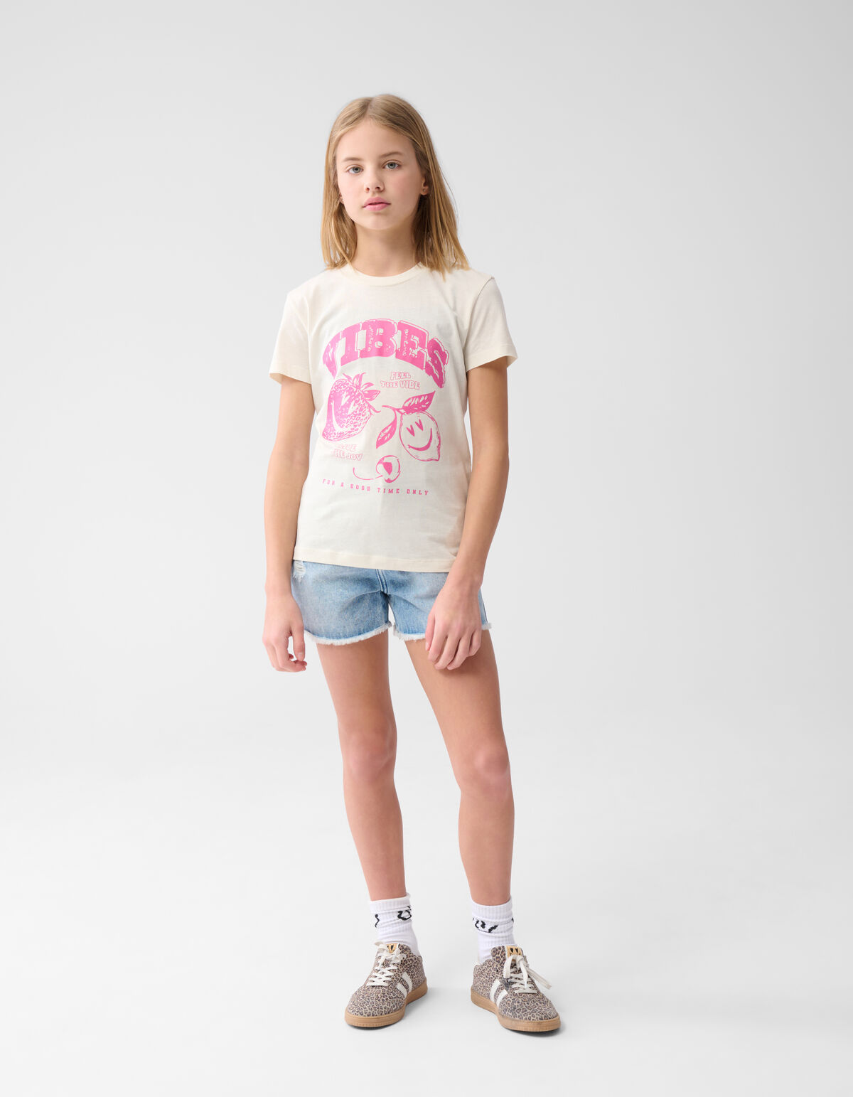 Vibes Artwork T-shirt Off White SHOEBY GIRLS