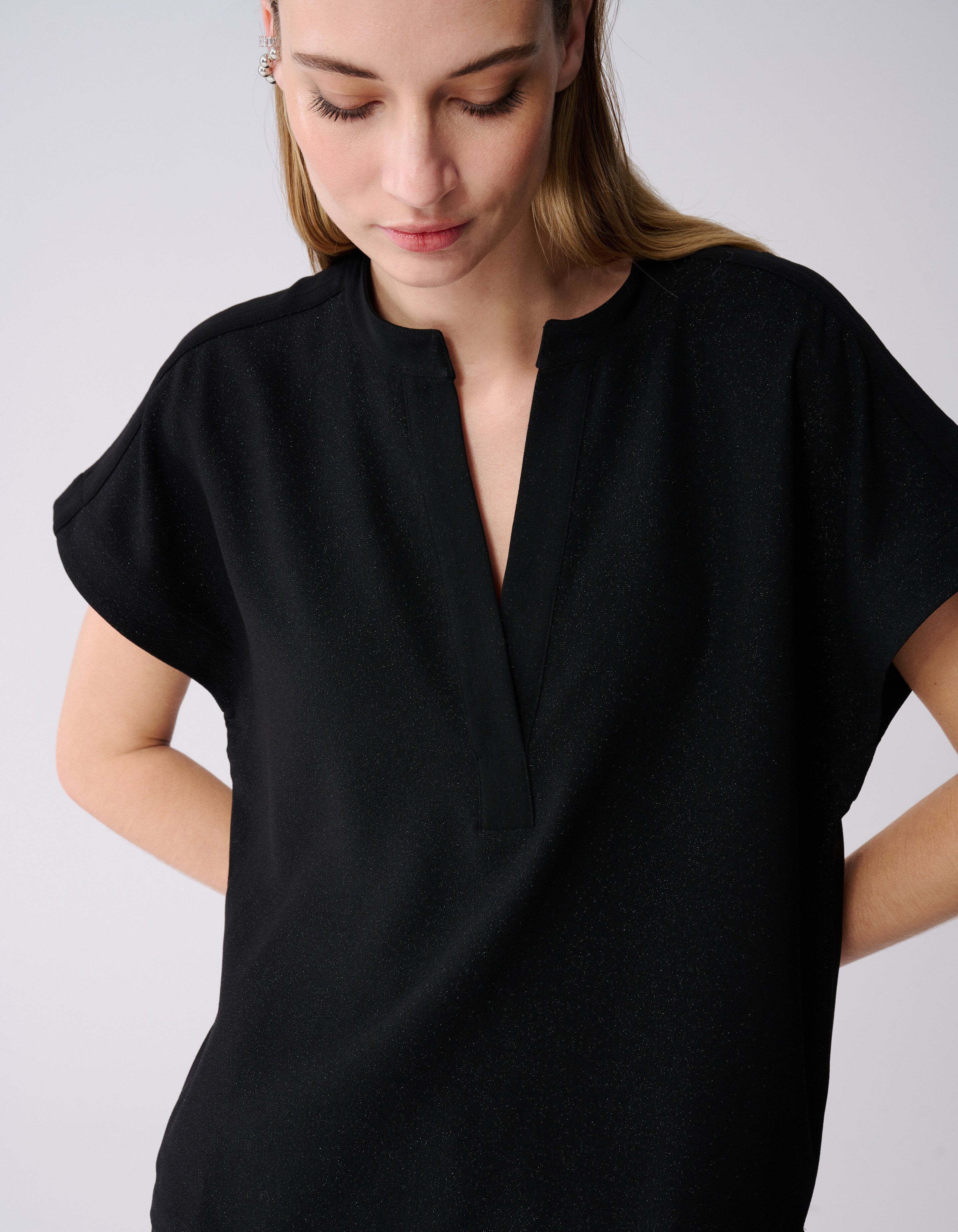 Schwarzes Glitzer-Top mit V-Ausschnitt SHOEBY WOMEN