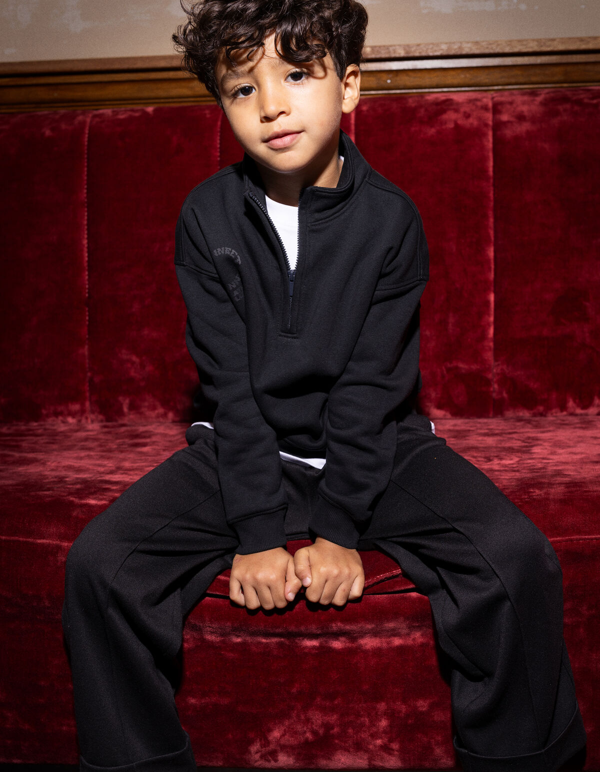 Schwarzer Pullover mit halbem Reißverschluss SHOEBY BOYS