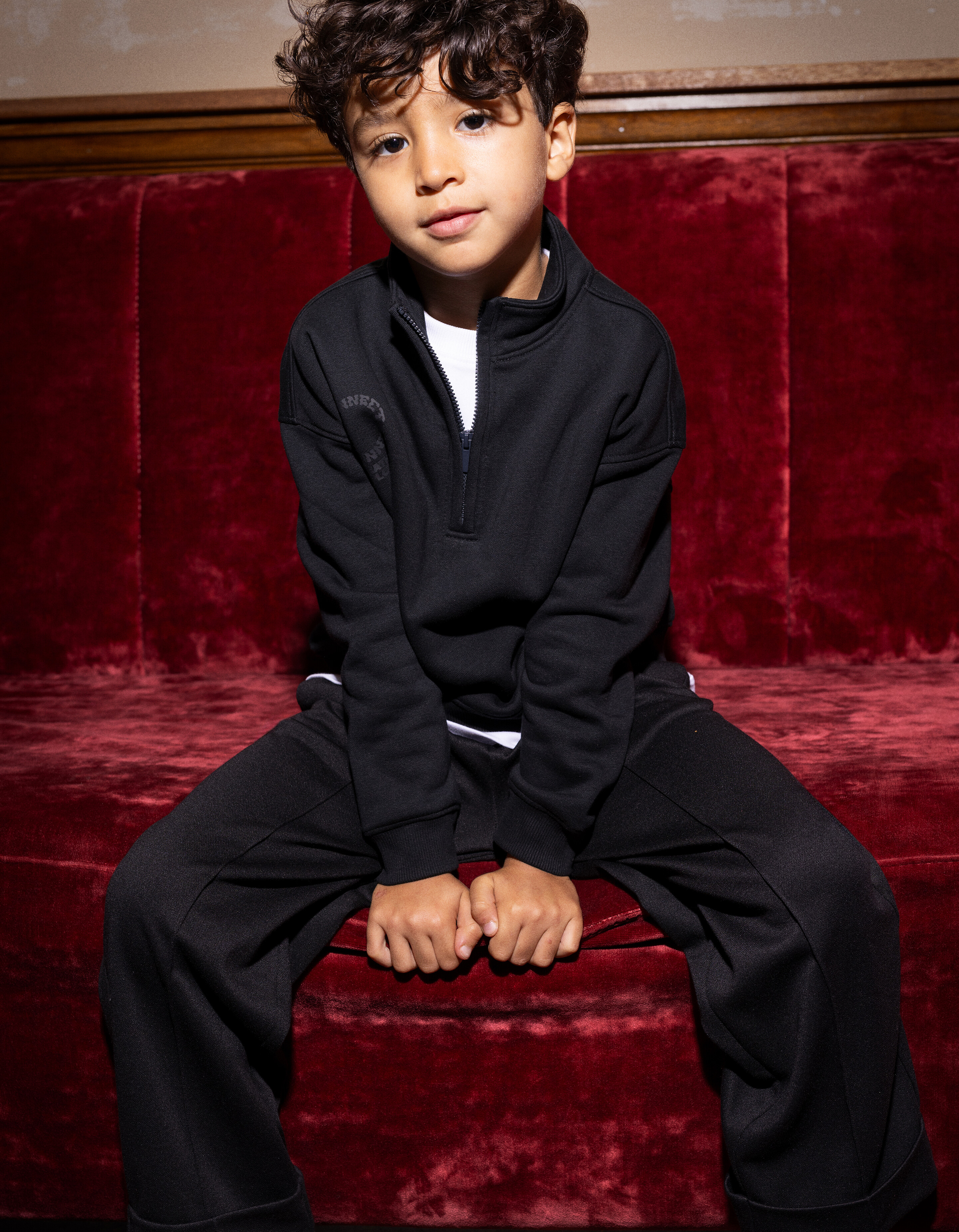 Schwarzer Pullover mit halbem Reißverschluss SHOEBY BOYS