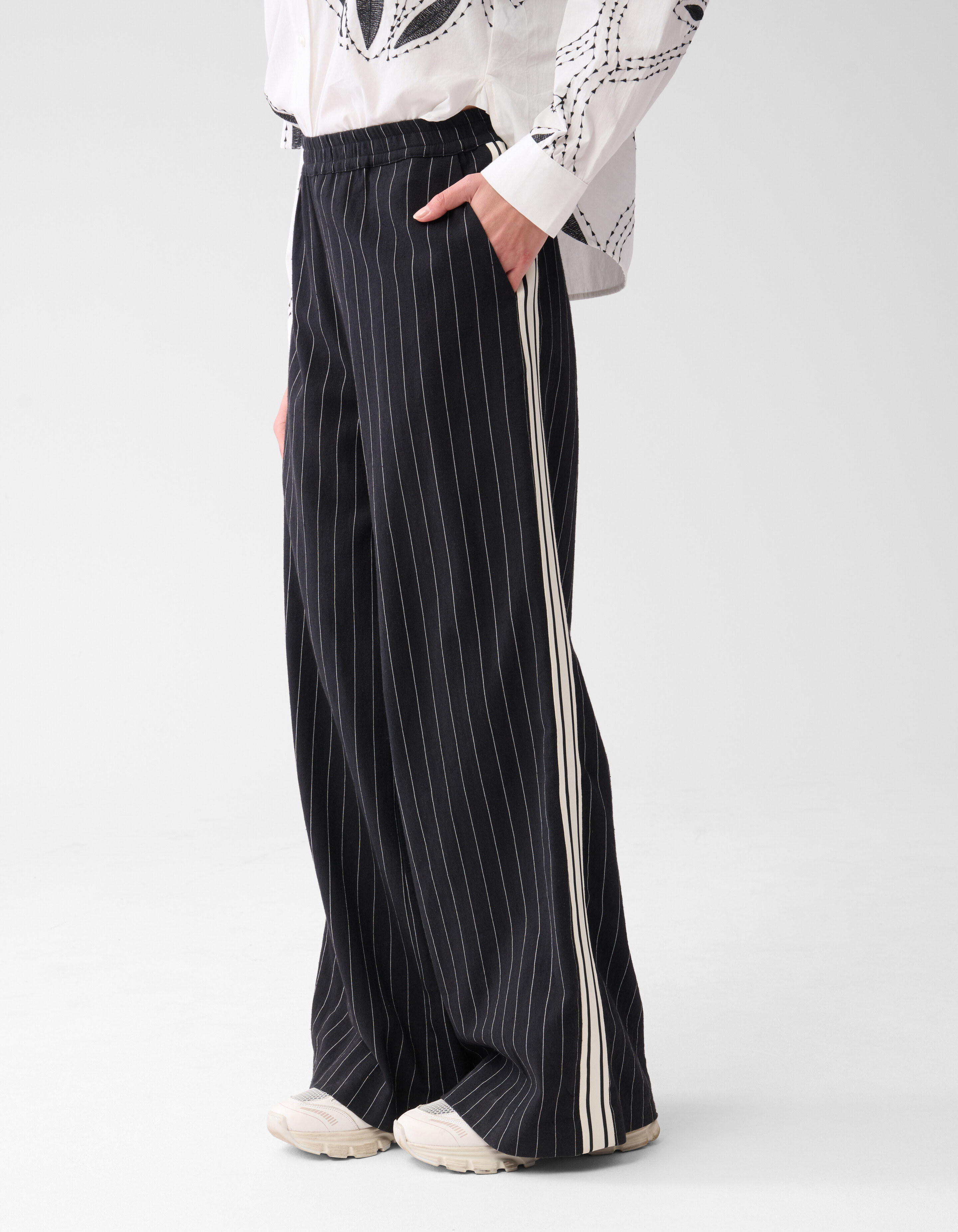 Nadelstreifen-Hose mit weitem Bein in Dunkelgrau v SHOEBY WOMEN