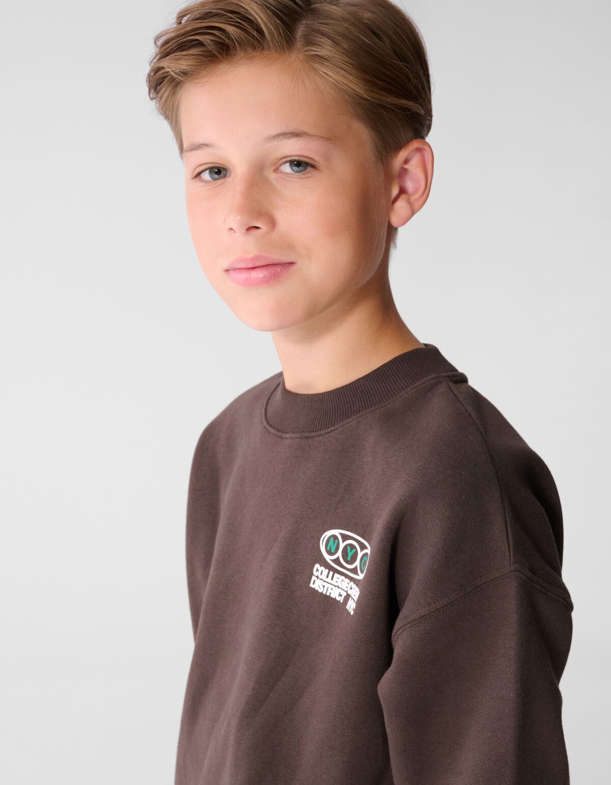 College Artwork Sweater Dunkelbraun SHOEBY BOYS