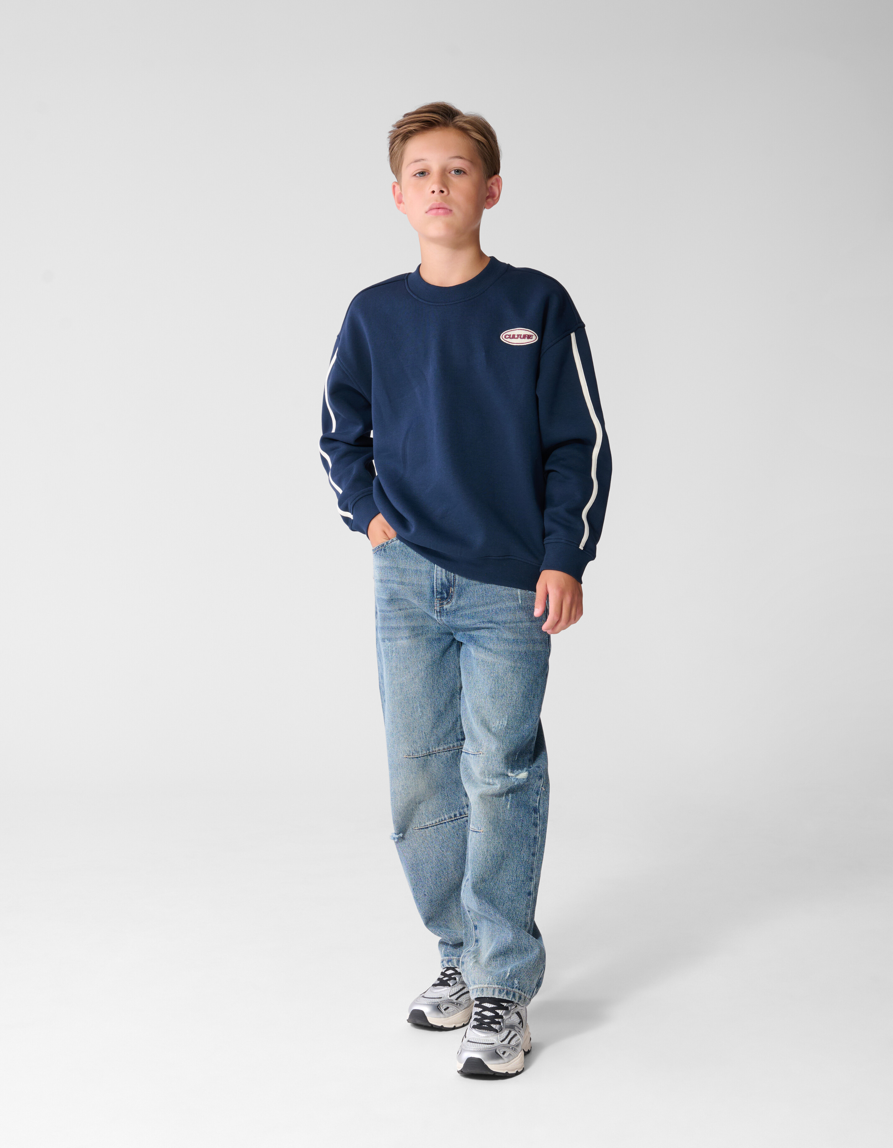 Gestreifter Pullover mit Stickerei Dunkelblau SHOEBY BOYS
