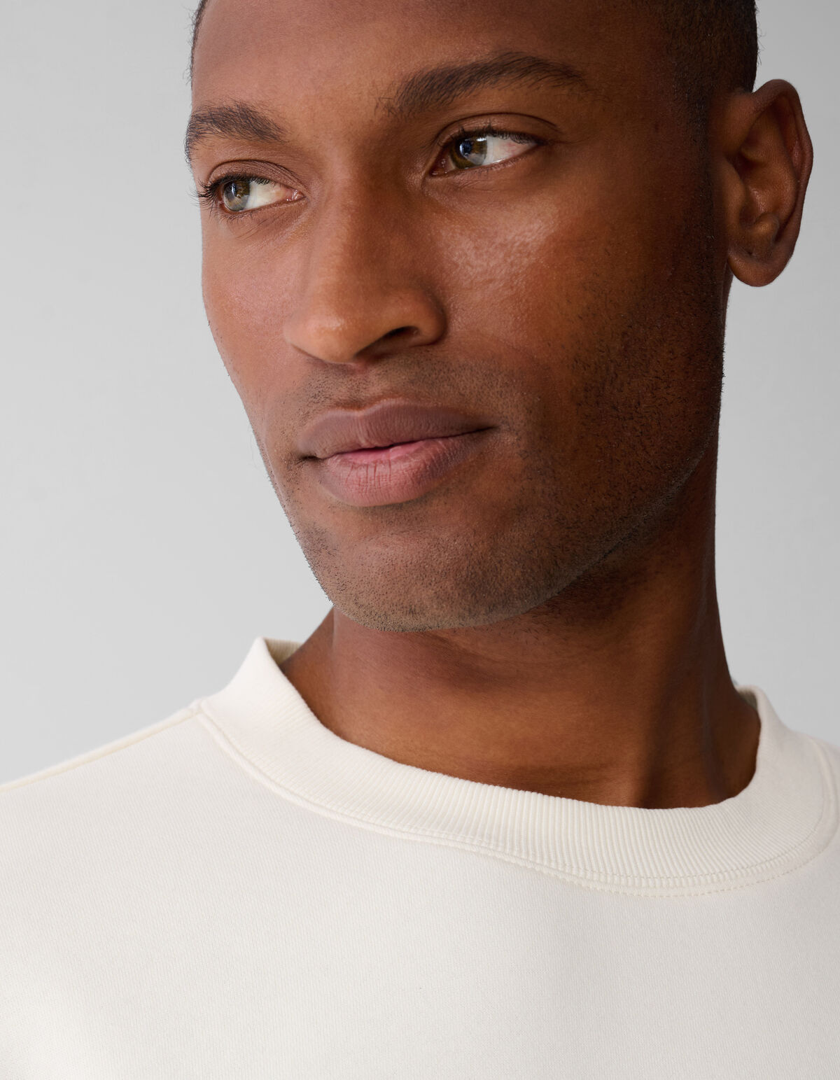 Pullover mit Abzeichen in Off White SHOEBY MEN