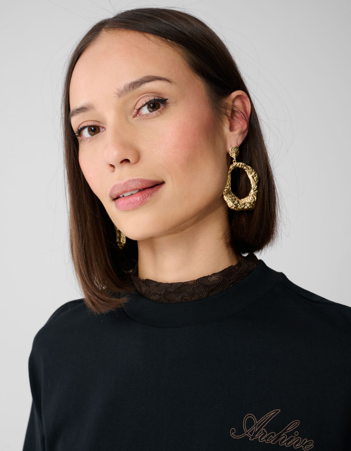 Gehämmerte runde Ohrringe Gold SHOEBY ACCESSOIRES