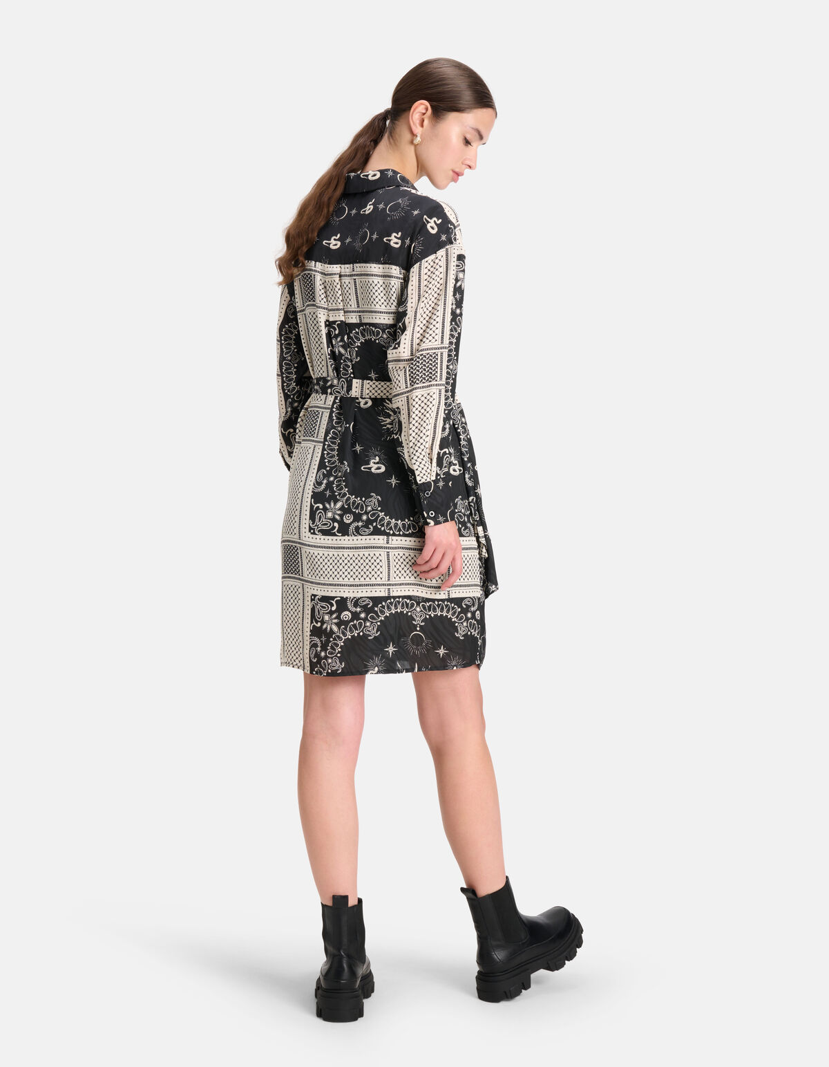 Kleid mit grafischem Druck Schwarz SHOEBY WOMEN