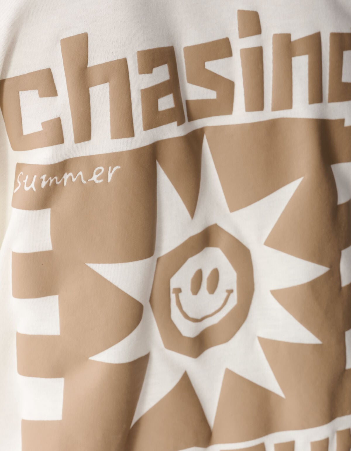 Chasing Artwork T-Shirt in gebrochenem Wei&szlig; SHOEBY BOYS