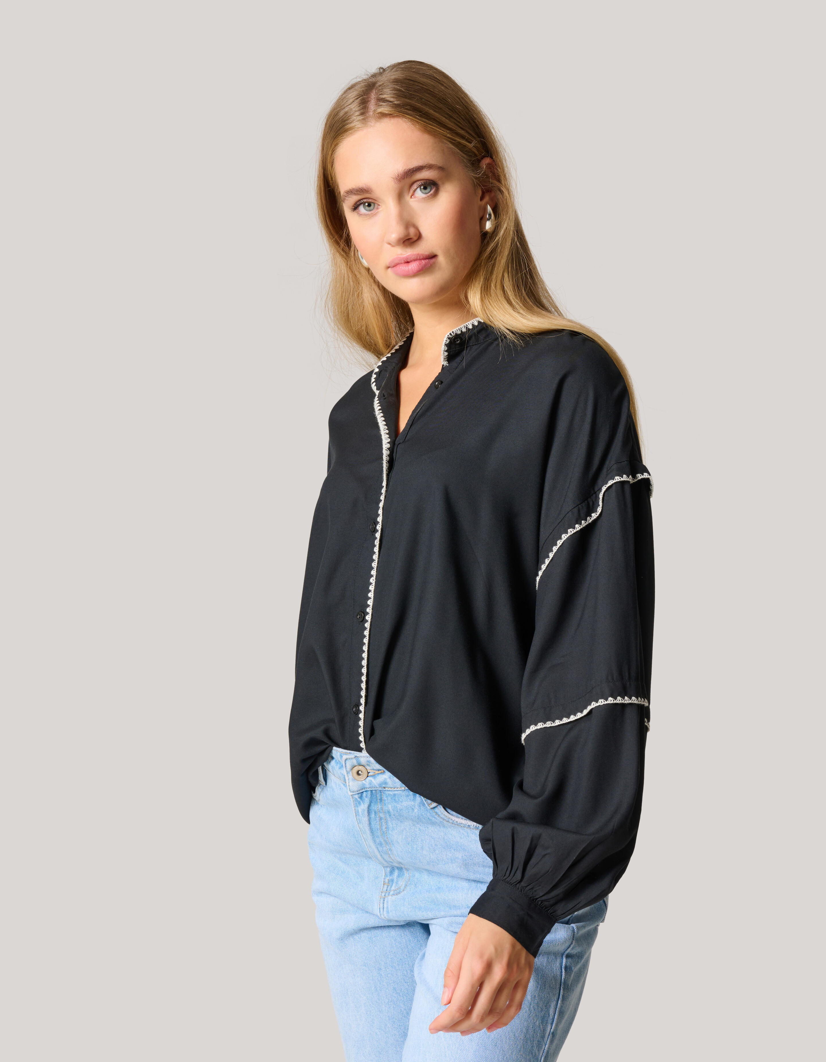 Bluse mit Stickerei Schwarz SHOEBY WOMEN