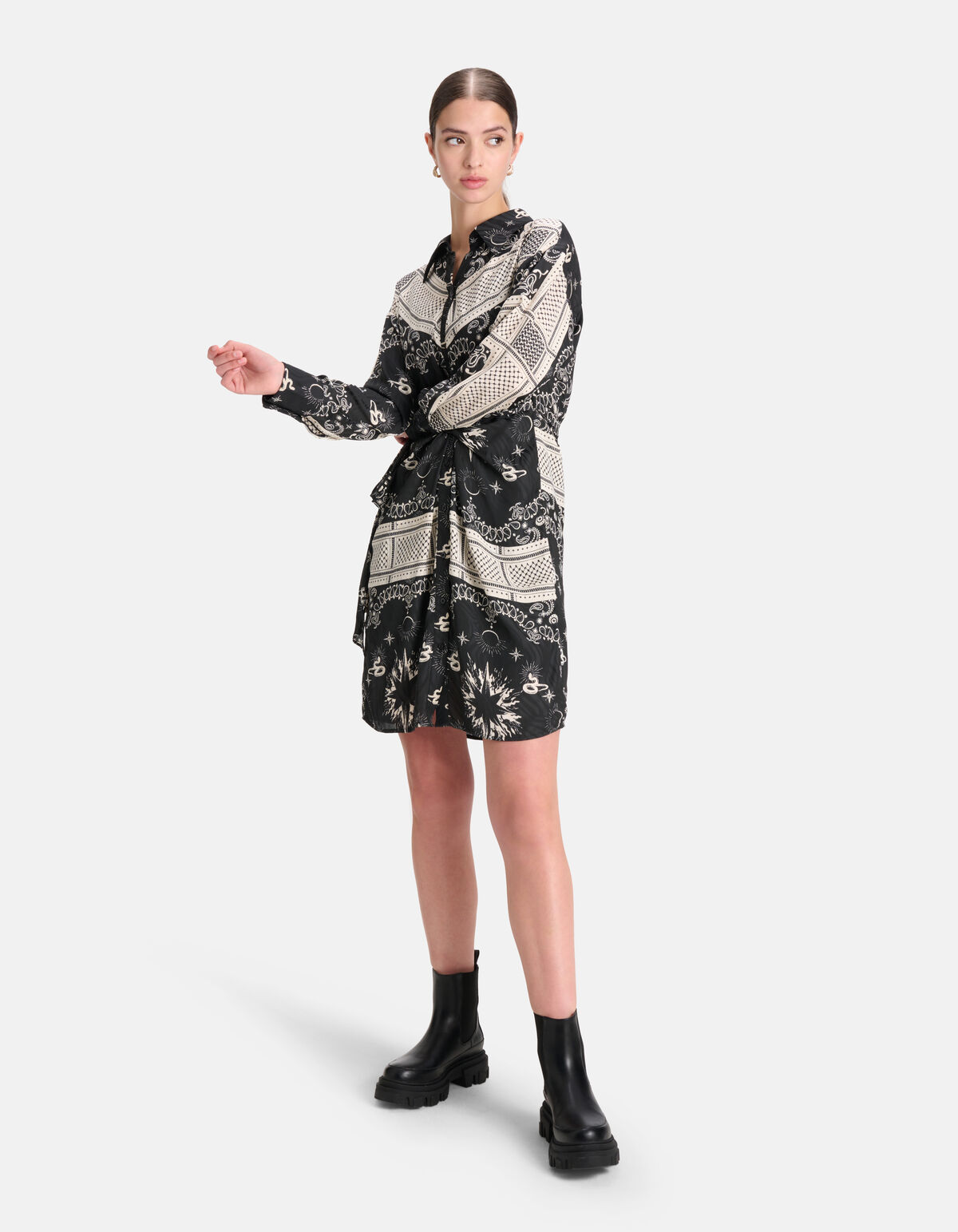 Kleid mit grafischem Druck Schwarz SHOEBY WOMEN