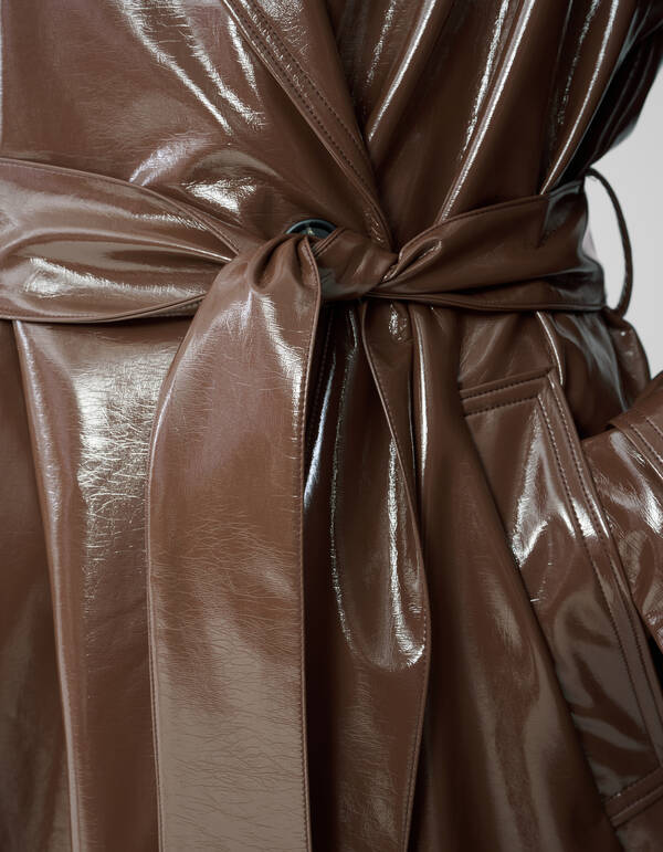 Übergroßer Lack-Trenchcoat Braun von Monica SHOEBY WOMEN