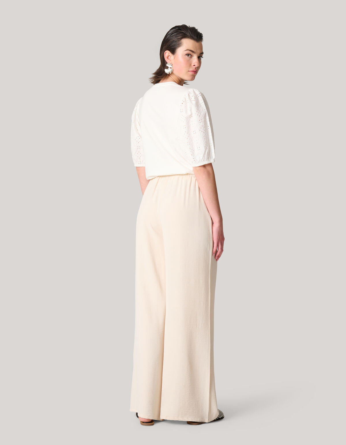 Besticktes T-Shirt mit Puff&auml;rmeln Wei&szlig; SHOEBY WOMEN