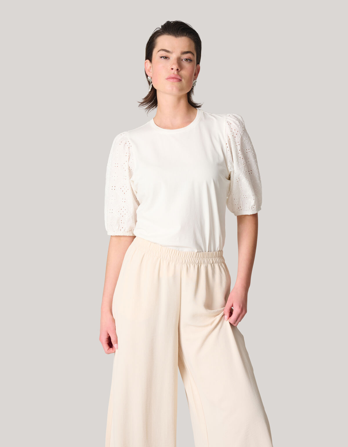 Besticktes T-Shirt mit Puff&auml;rmeln Wei&szlig; SHOEBY WOMEN