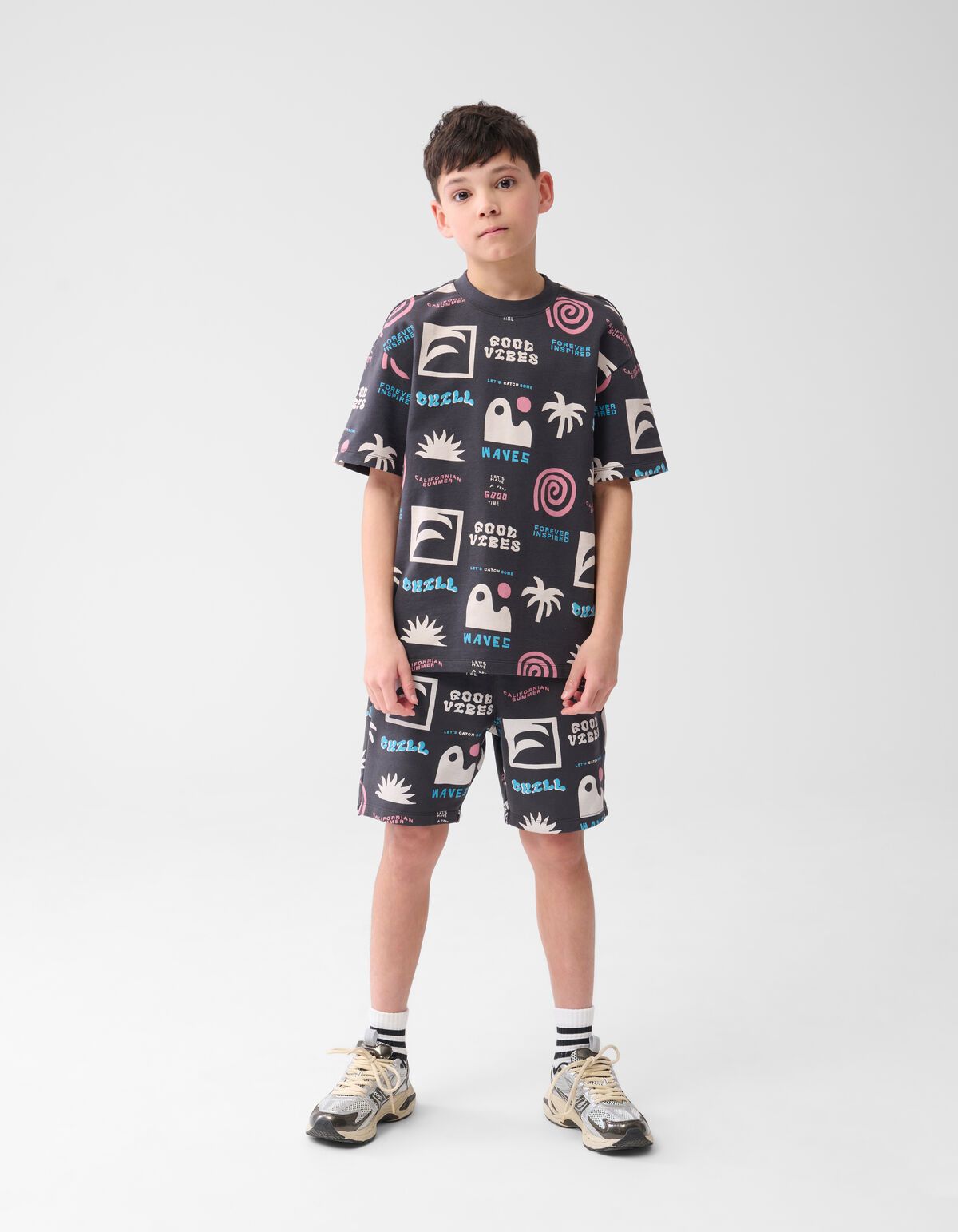 34 / 5.000Sommer Artwork T-Shirt Dunkelgrau SHOEBY BOYS