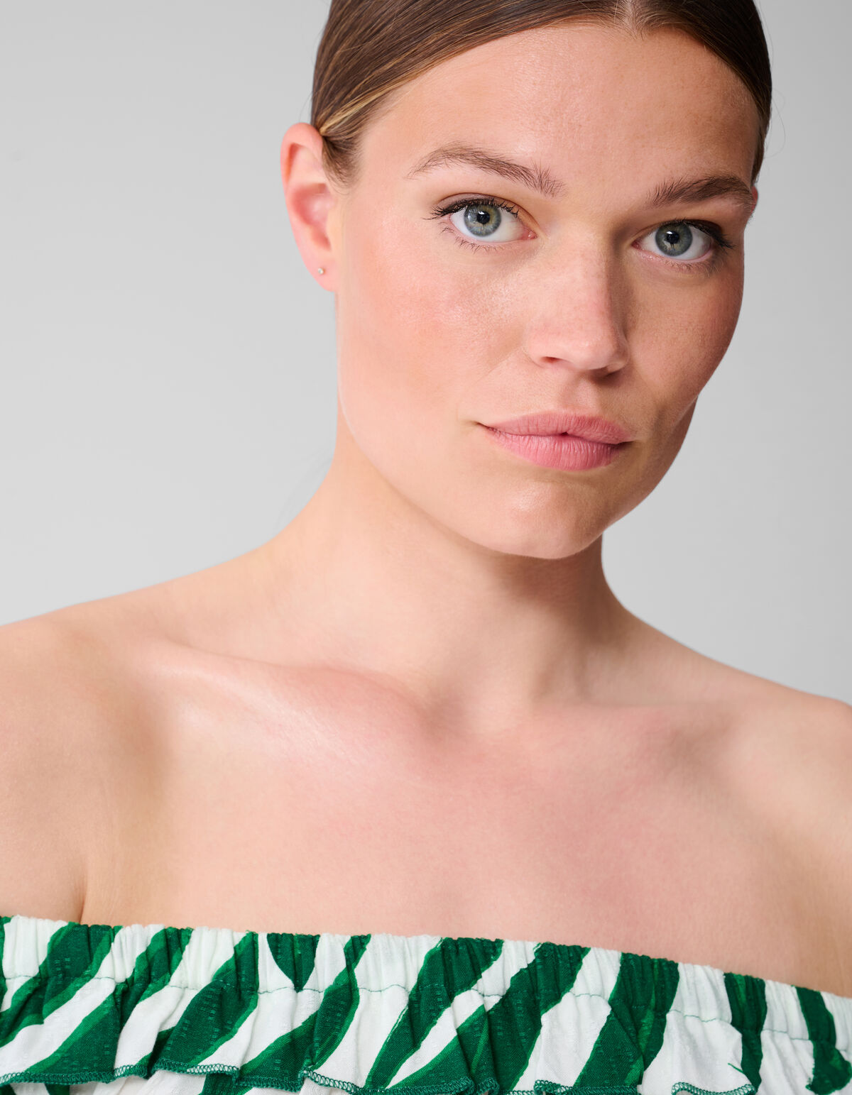 Bedrucktes schulterfreies Top mit Palme Gr&uuml;n SHOEBY WOMEN