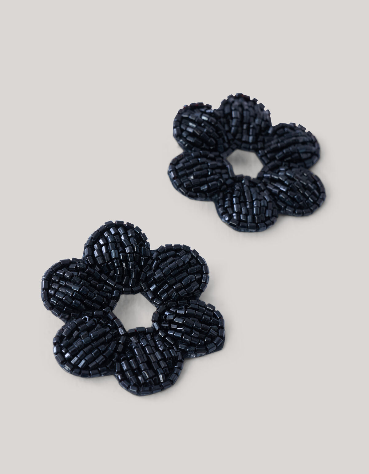 Perlenblumen-Ohrringe Schwarz SHOEBY ACCESSOIRES