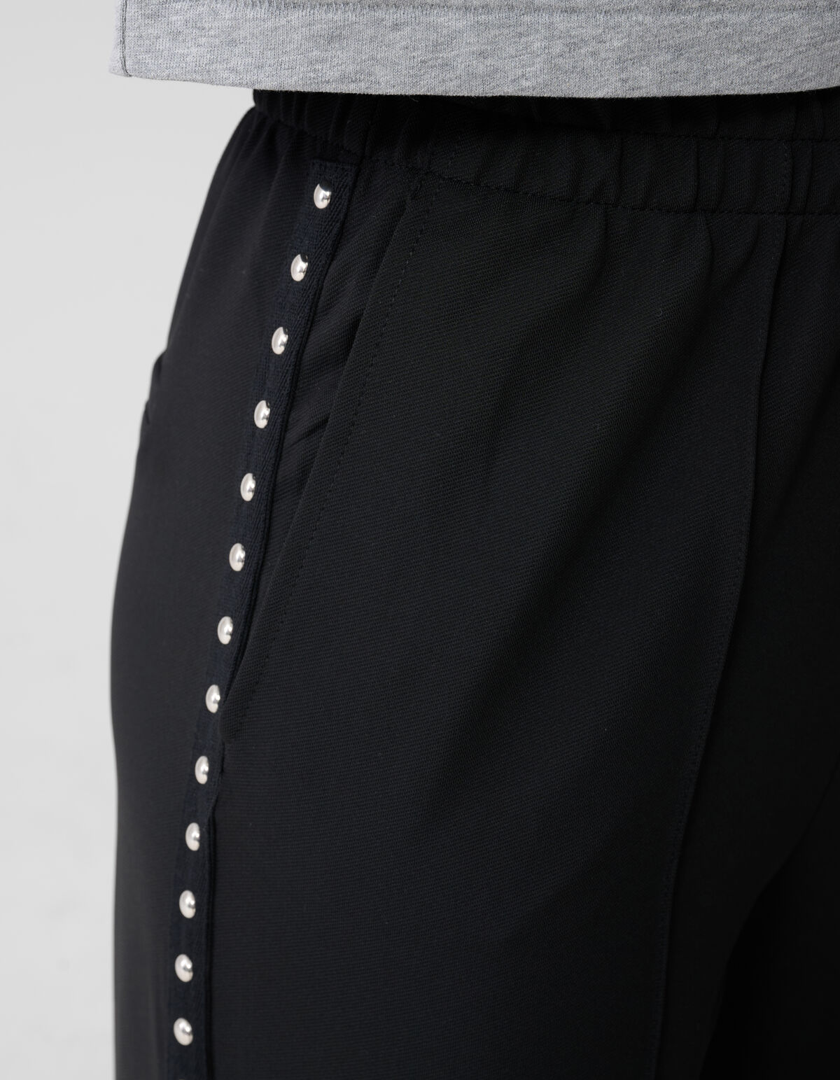 Hose mit weitem Bein und Nietenband in Schwarz SHOEBY WOMEN