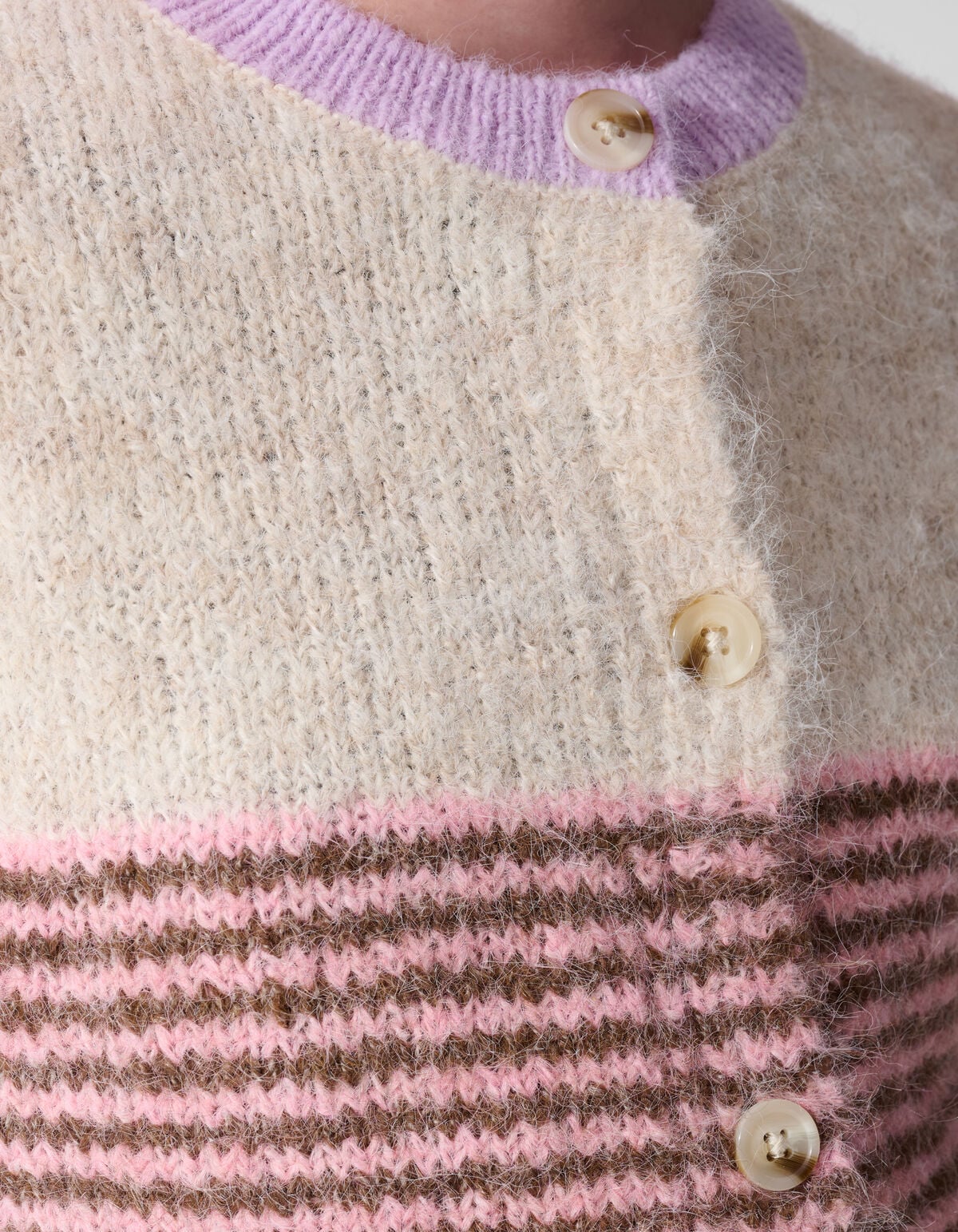Flauschige gestreifte Strickjacke in gebrochenem W SHOEBY GIRLS
