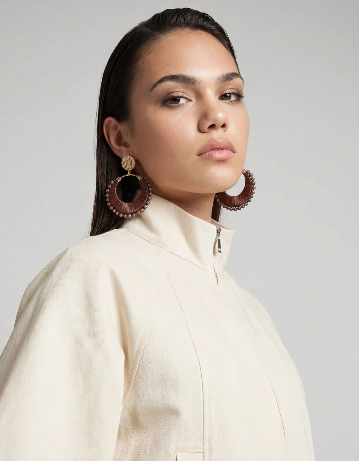 Perlenbesetzte Raffia-Ohrringe Dunkelbraun SHOEBY ACCESSOIRES